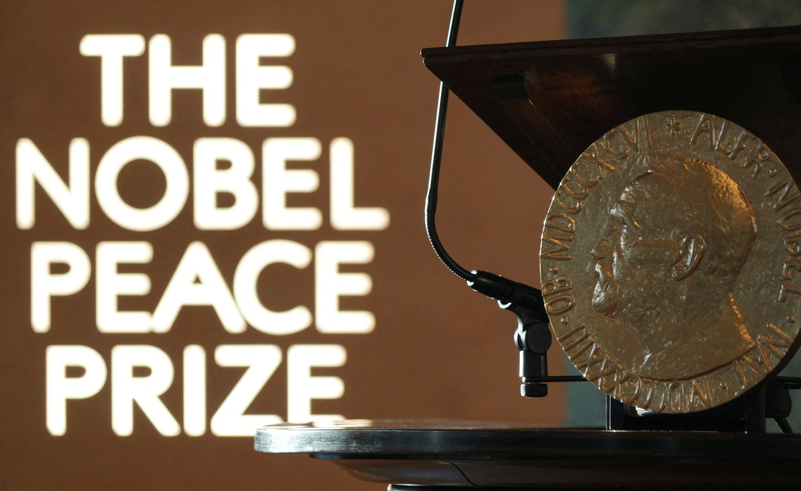 Nhà Trắng chỉ trích Ủy ban Nobel vì không trao giải cho ông Trump - Ảnh 1.