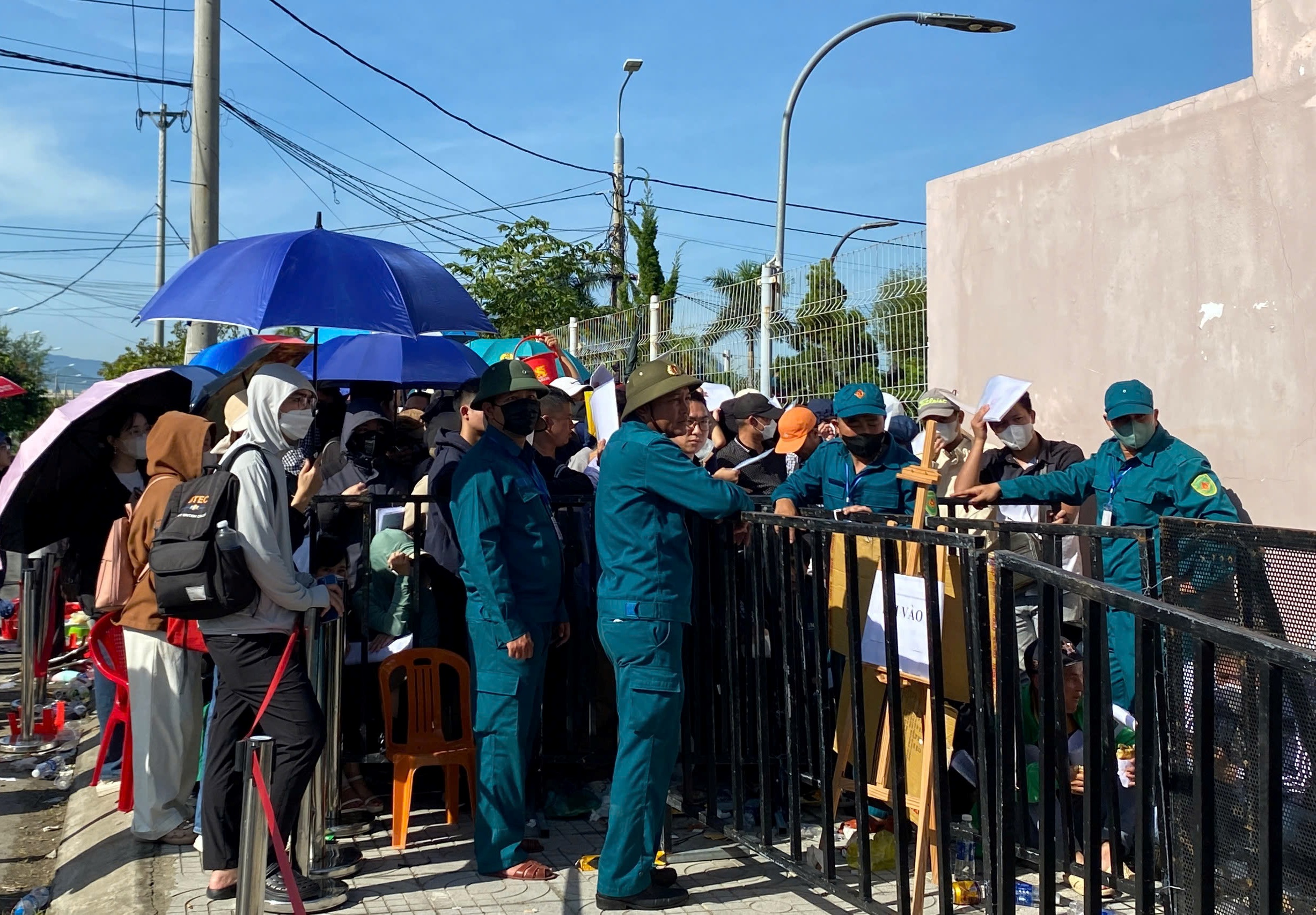 Xếp hàng nộp hồ sơ mua nhà ở xã hội: Giải ‘cơn khát’ nhà ở có dễ?- Ảnh 6. Xếp hàng nộp hồ sơ mua nhà ở xã hội: Giải ‘cơn khát’ nhà ở có dễ?- Ảnh 6.