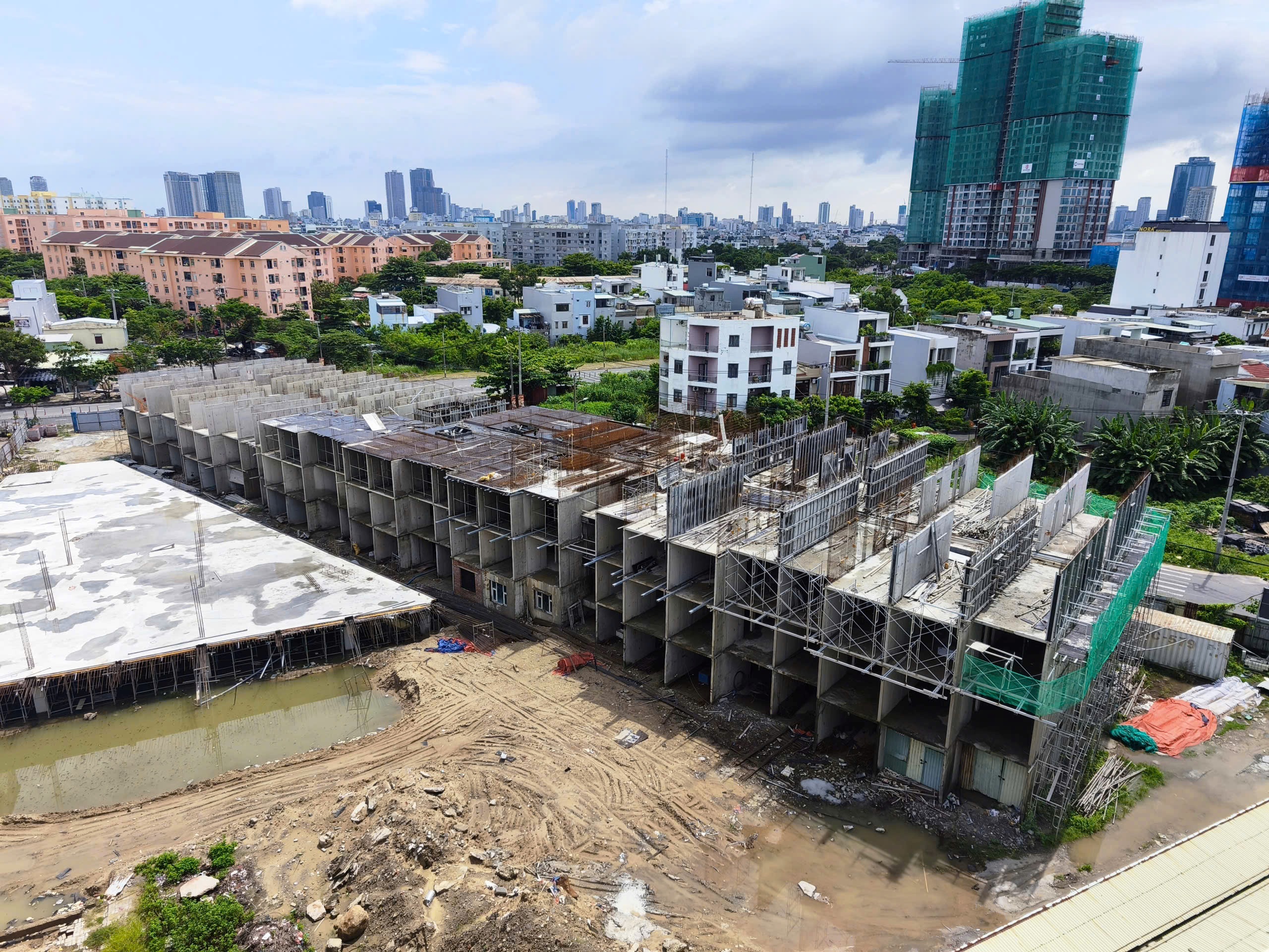 Xếp hàng nộp hồ sơ mua nhà ở xã hội: Giải ‘cơn khát’ nhà ở có dễ?- Ảnh 7. Xếp hàng nộp hồ sơ mua nhà ở xã hội: Giải ‘cơn khát’ nhà ở có dễ?- Ảnh 7.