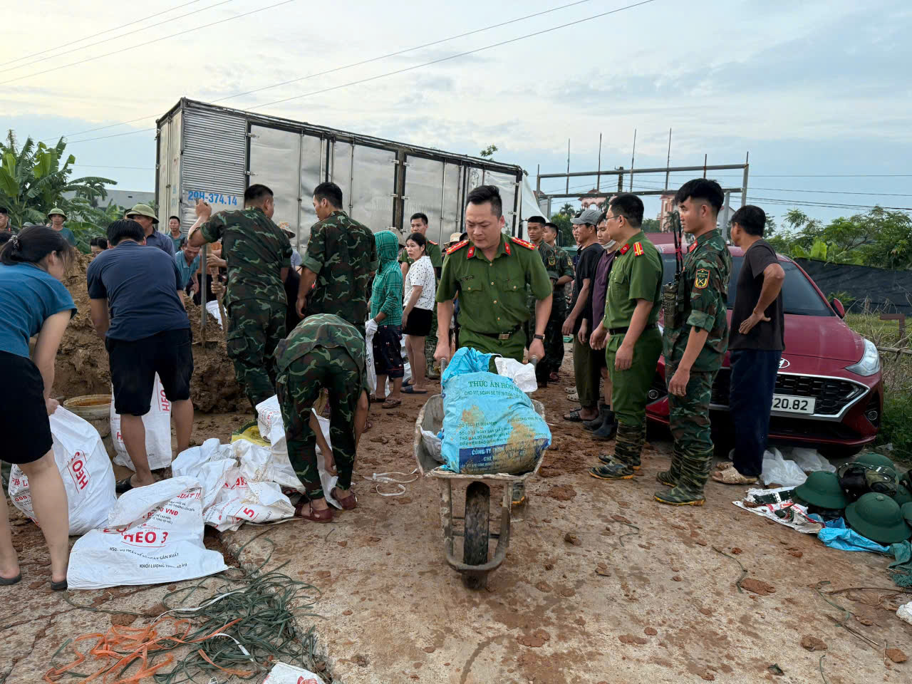 Công an Hà Nội trắng đêm giữ đê, giúp dân cứu lúa - Ảnh 2.