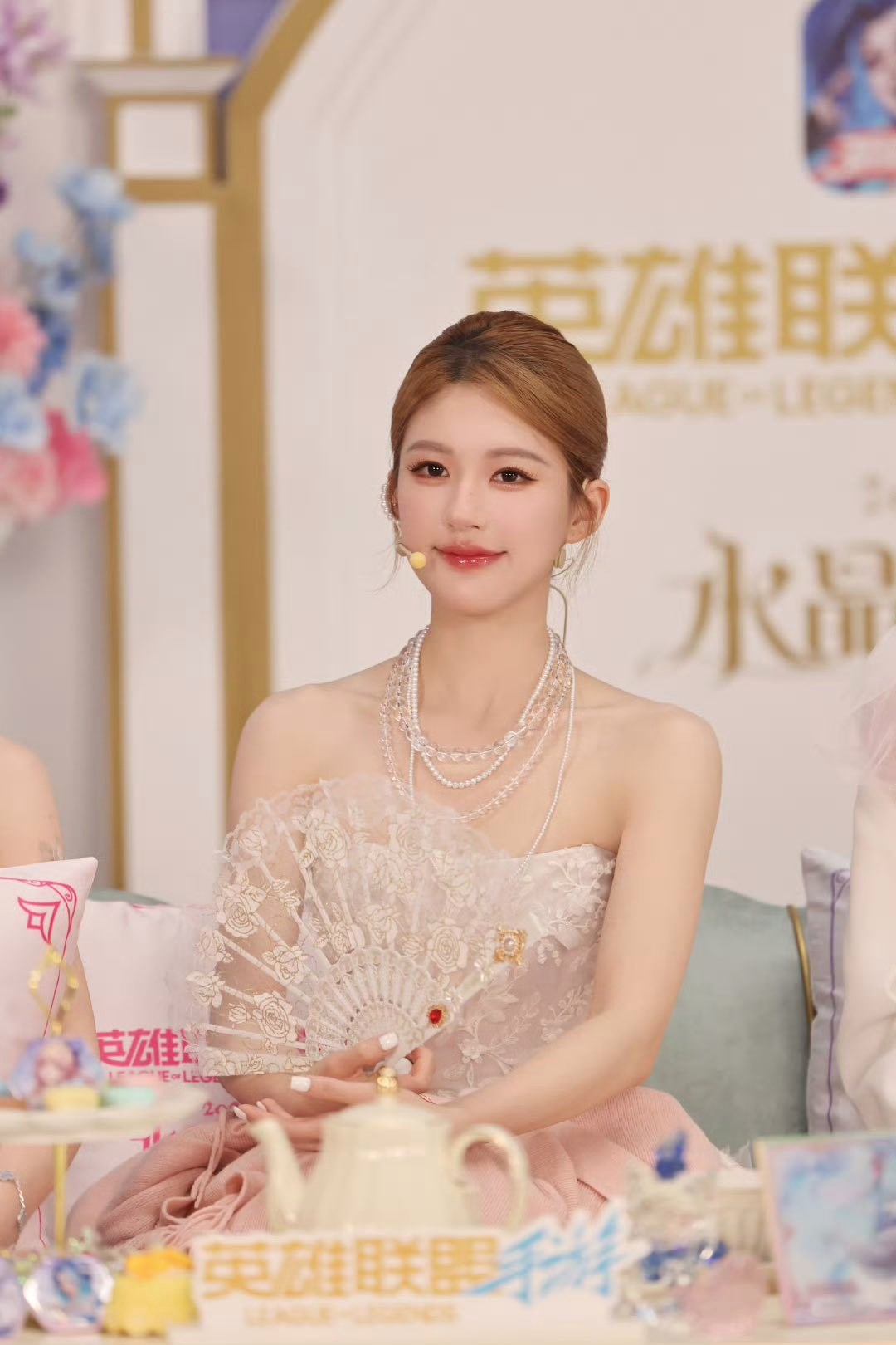 Triệu Lộ Tư vượt Địch Lệ Nhiệt Ba, trở thành nữ diễn viên được quan tâm nhất- Ảnh 2.