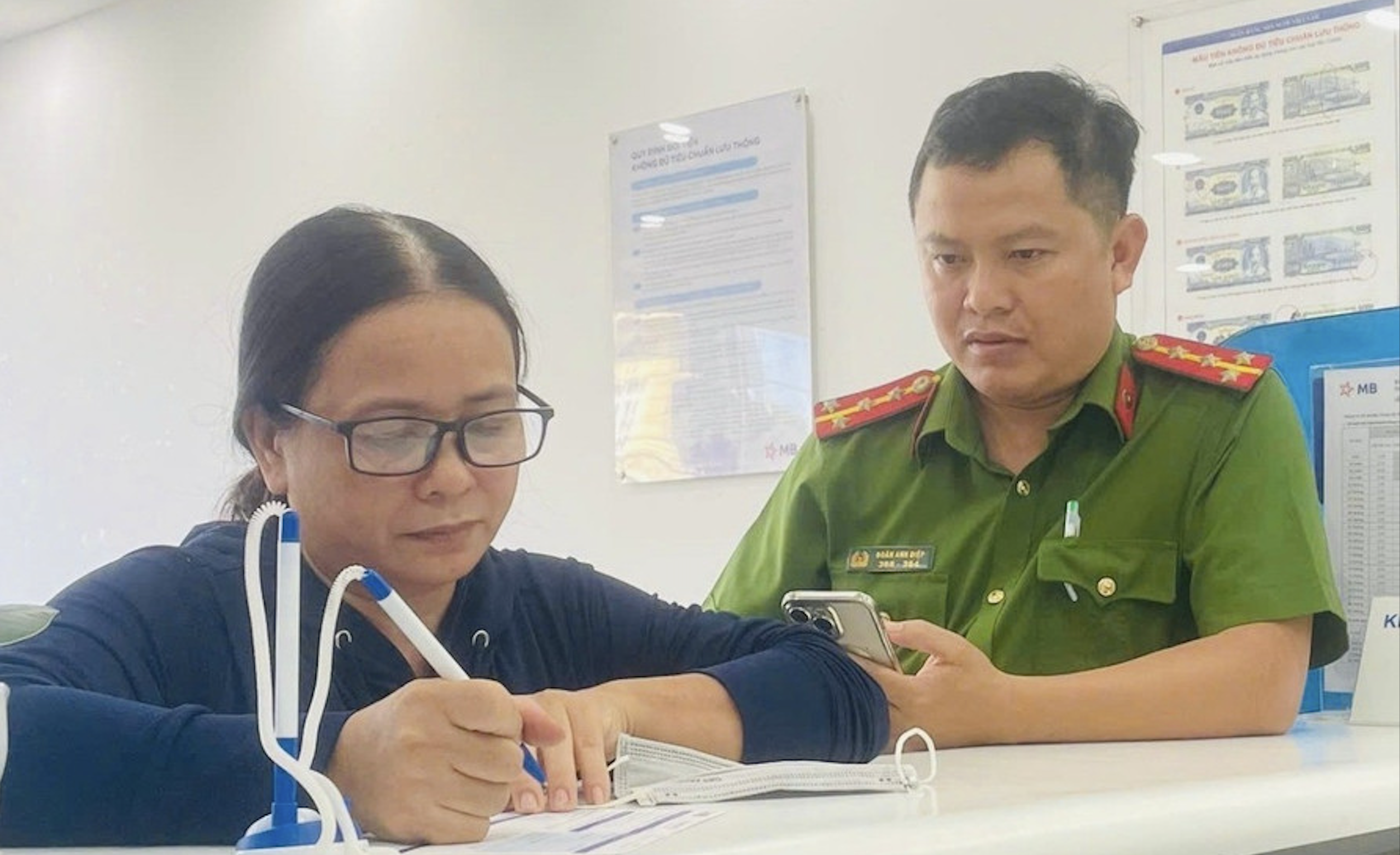 2 phụ nữ hoàn trả 6 tỉ đồng cho người chuyển khoản nhầm- Ảnh 1. 2 phụ nữ hoàn trả 6 tỉ đồng cho người chuyển khoản nhầm- Ảnh 1.
