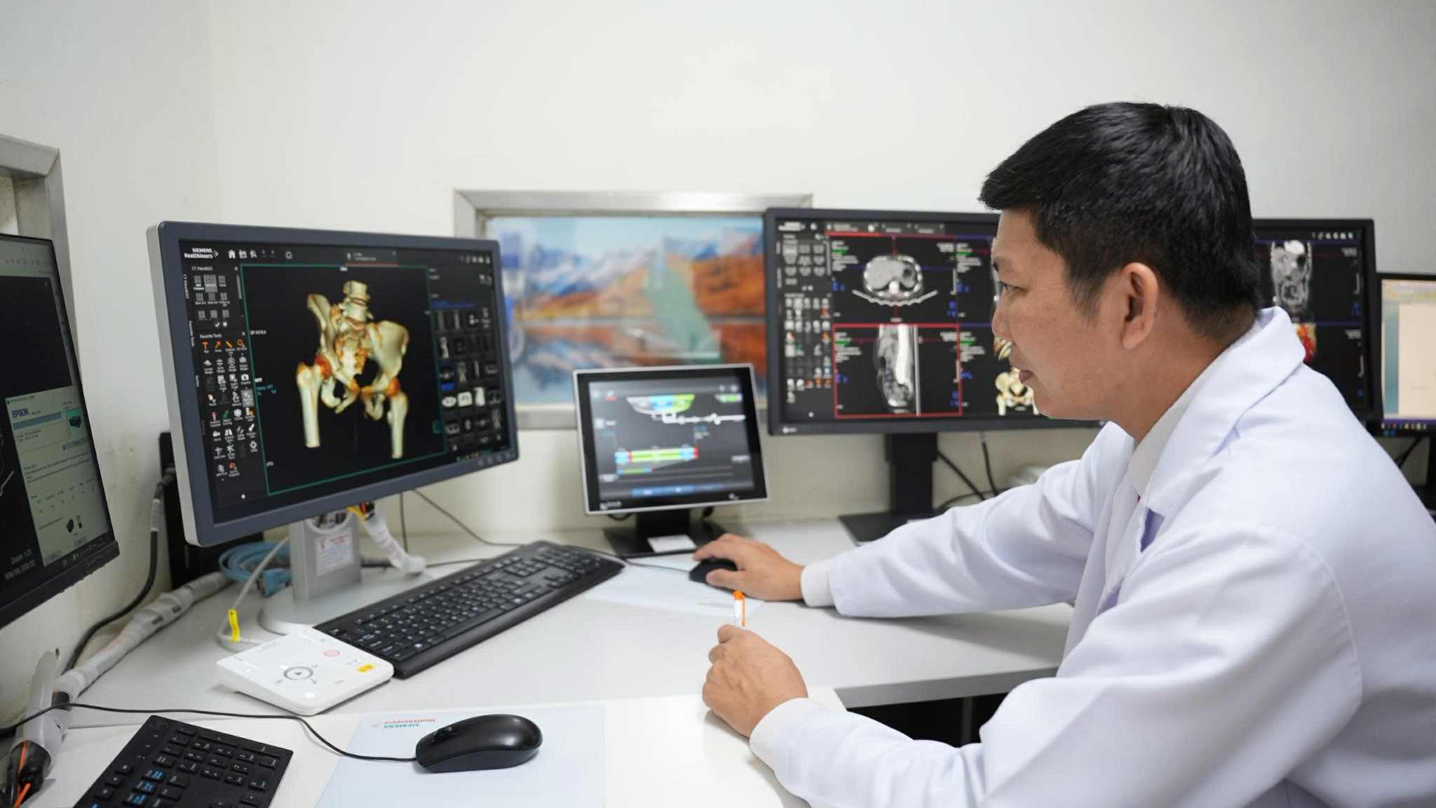 Người nước ngoài nhập viện nguy kịch, bác sĩ căng mình mổ cấp cứu - Ảnh 1.