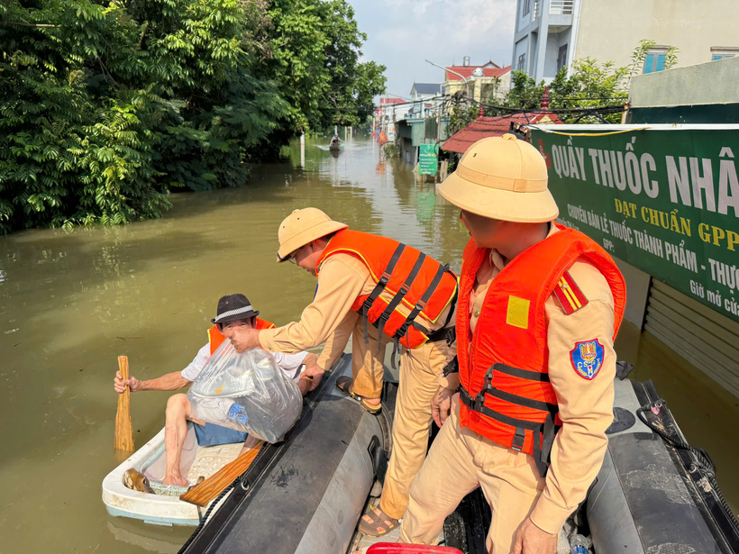 Công an Hà Nội trắng đêm giữ đê, giúp dân cứu lúa - Ảnh 1.