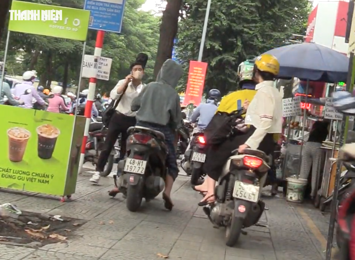 30 phút, gần 400 xe máy đi trên vỉa hè Võ Thị Sáu bị CSGT phạt nguội- Ảnh 1.