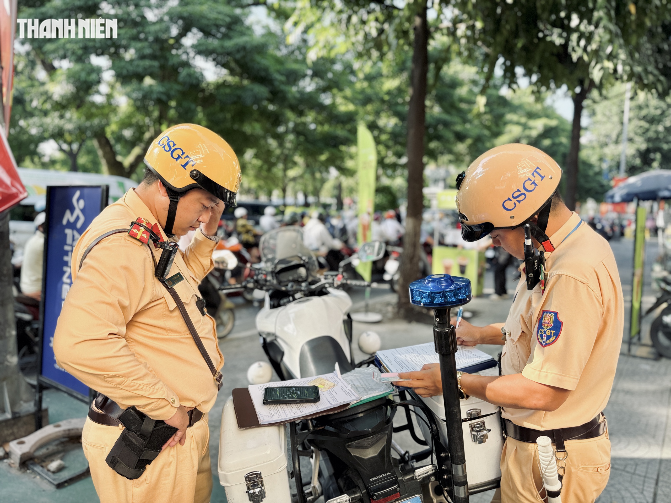 30 phút, gần 400 xe máy đi trên vỉa hè Võ Thị Sáu bị CSGT phạt nguội- Ảnh 7.