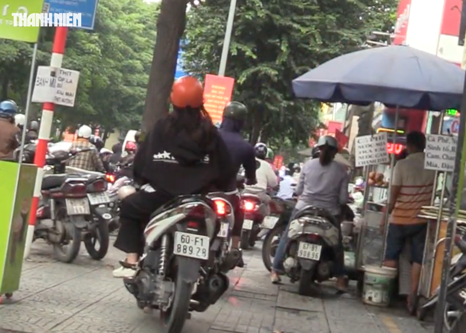 30 phút, gần 400 xe máy đi trên vỉa hè Võ Thị Sáu bị CSGT phạt nguội- Ảnh 5.