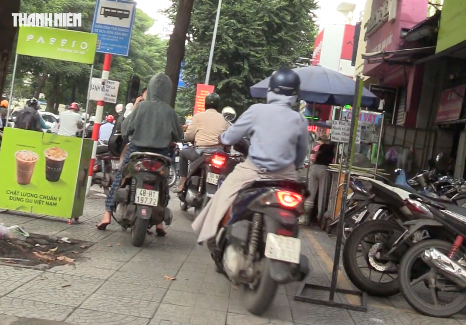 30 phút, gần 400 xe máy đi trên vỉa hè Võ Thị Sáu bị CSGT phạt nguội- Ảnh 4.