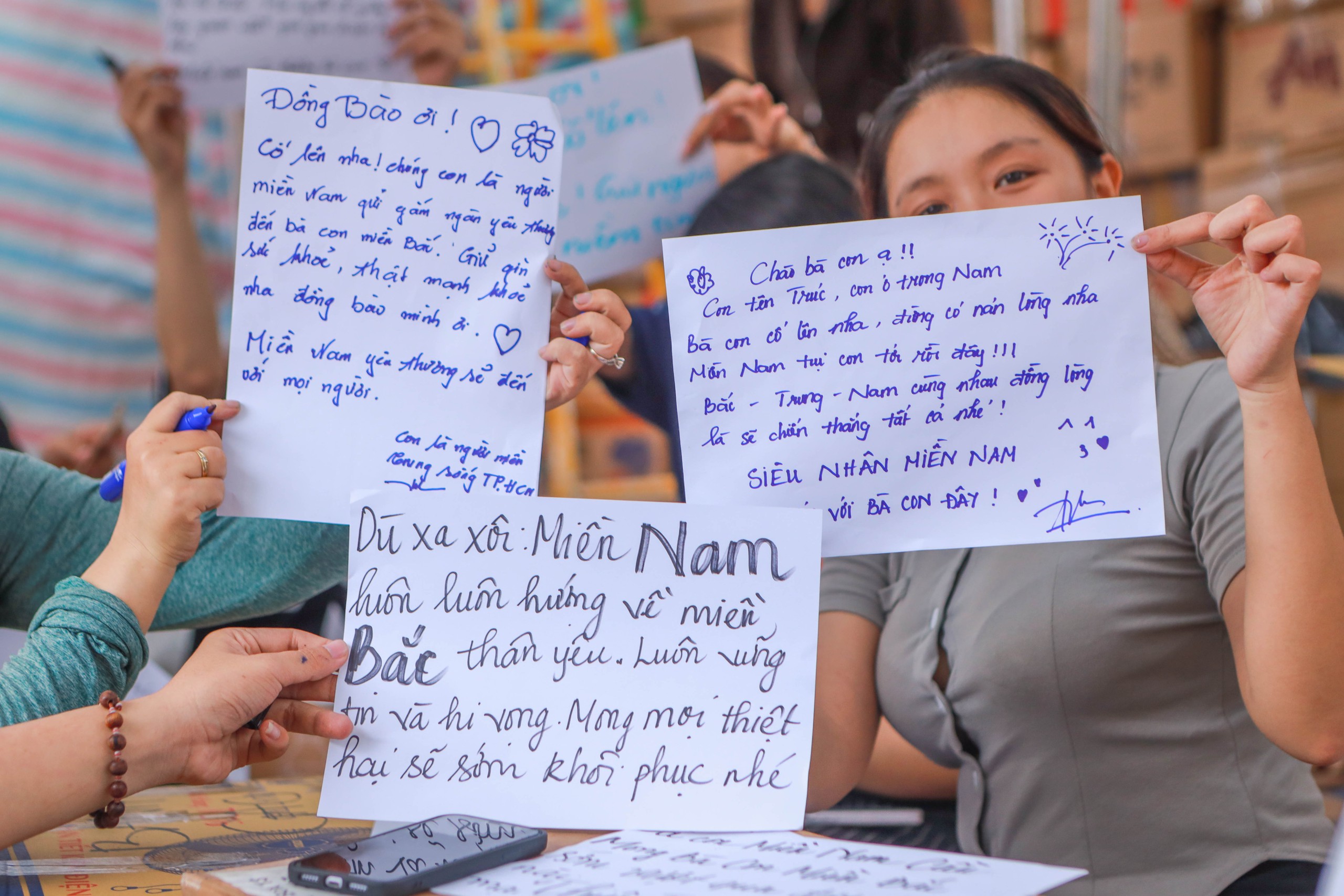 Người TP.HCM tập kết hàng gửi vùng lũ miền Bắc: 'Nơi nào cũng là người một nhà'- Ảnh 1.