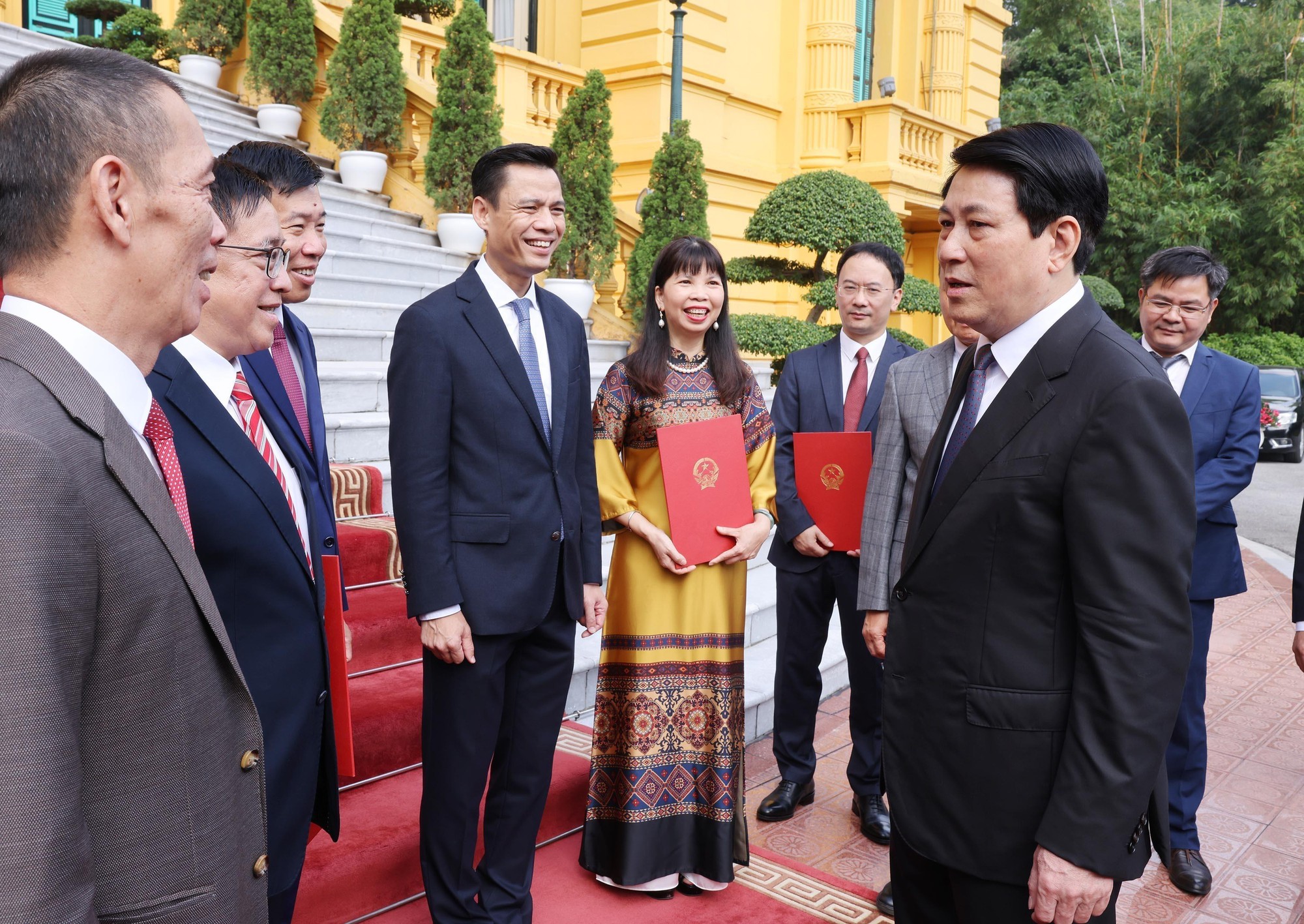 Trao quyết định phong hàm và bổ nhiệm các đại sứ - Ảnh 1.