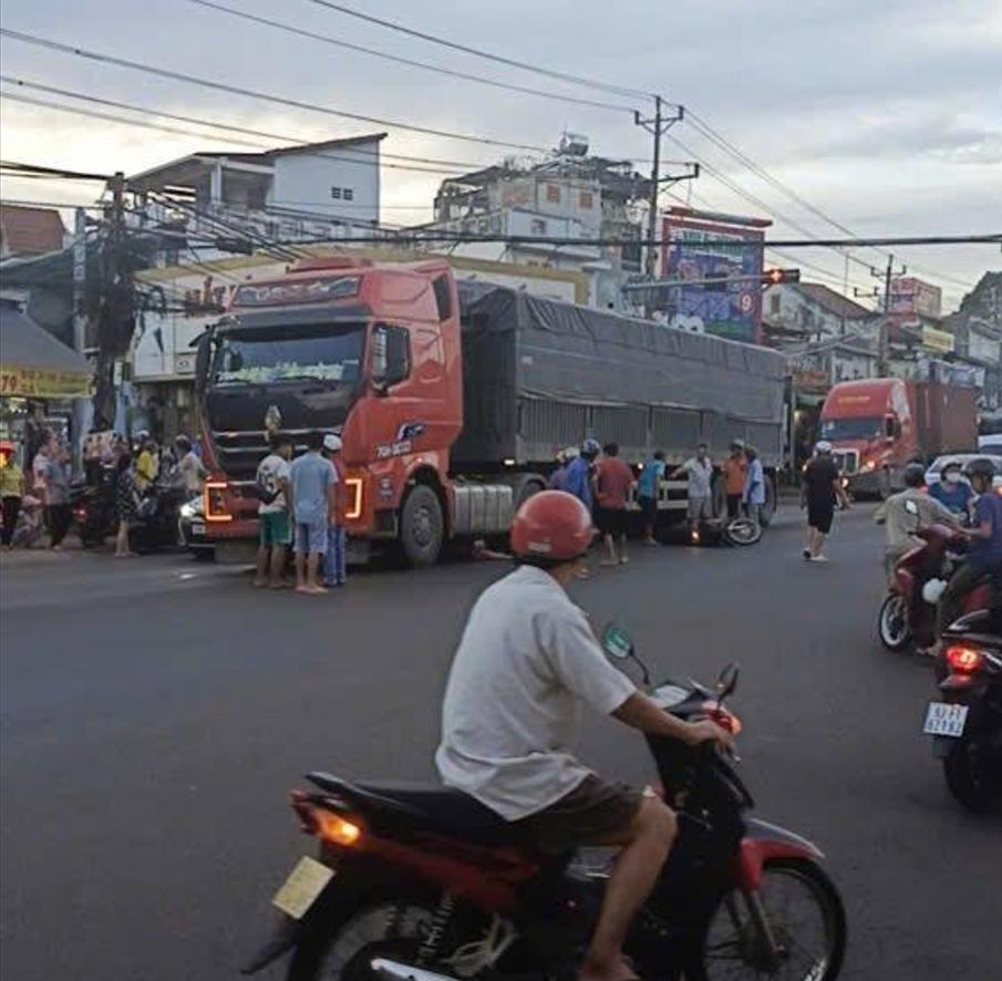 Đồng Nai: Người phụ nữ tử vong dưới bánh xe đầu kéo   - Ảnh 2.