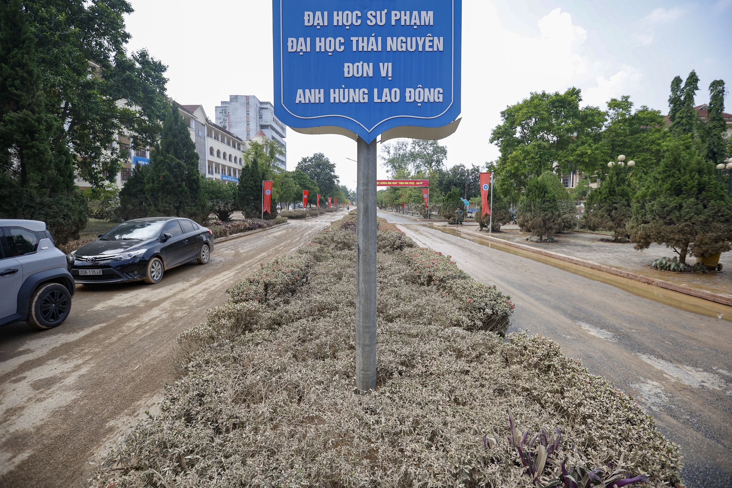 Hình ảnh Trường ĐH Sư phạm Thái Nguyên ngổn ngang sau lũ lịch sử- Ảnh 7. Hình ảnh Trường ĐH Sư phạm Thái Nguyên ngổn ngang sau lũ lịch sử- Ảnh 7.