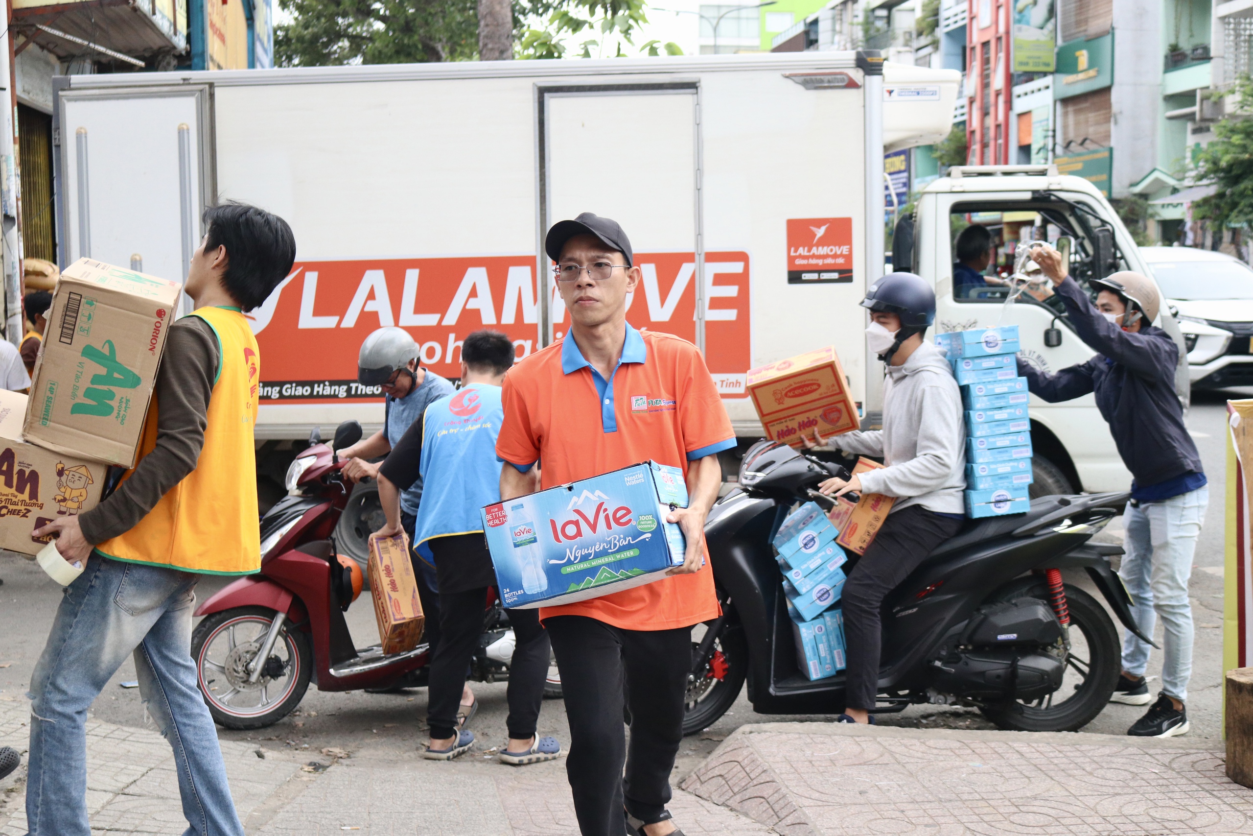 Người TP.HCM tập kết hàng gửi vùng lũ miền Bắc: 'Nơi nào cũng là người một nhà'- Ảnh 7.