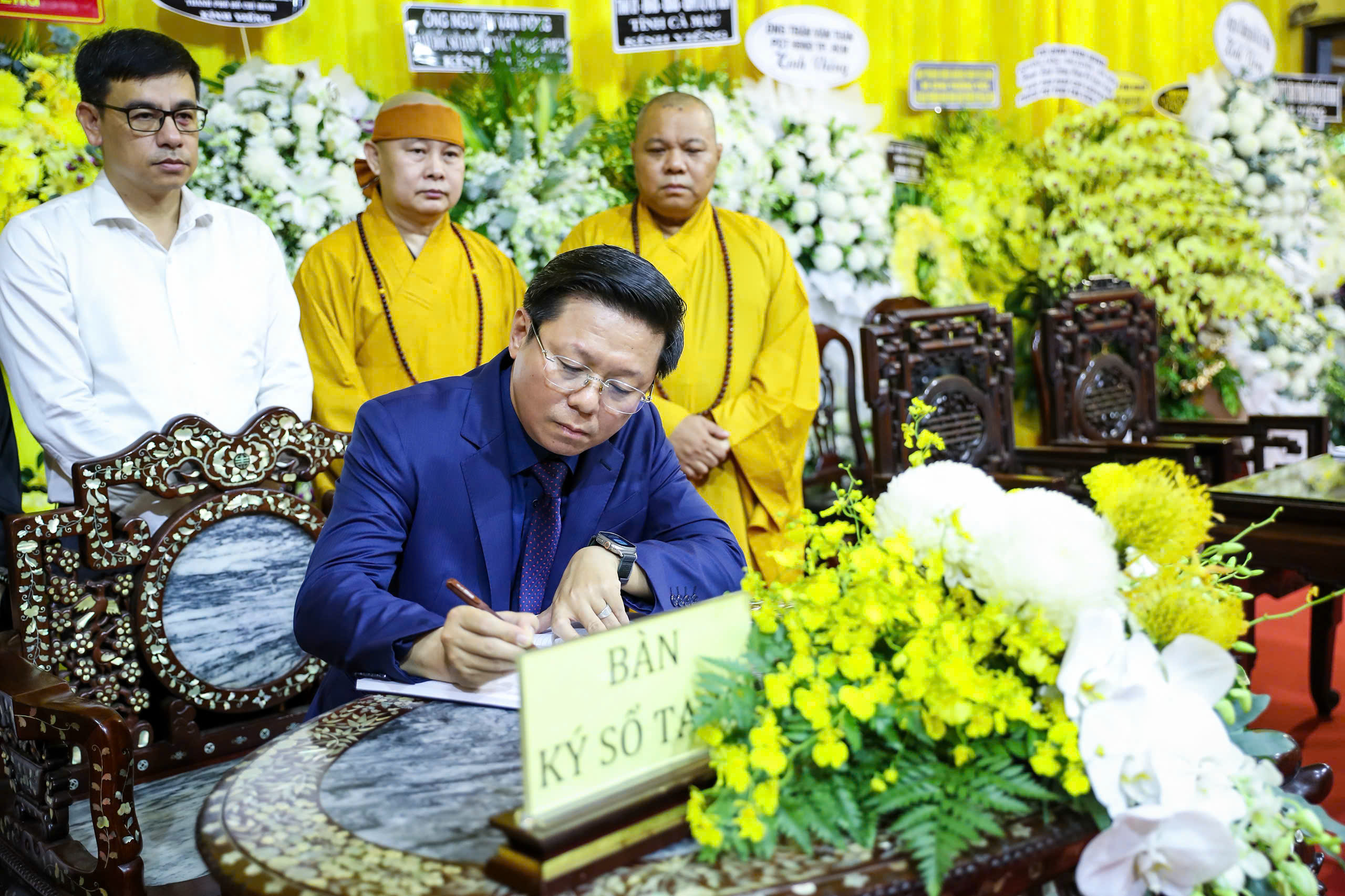Lãnh đạo Đảng, Nhà nước, MTTQ Việt Nam viếng tang trưởng lão hòa thượng Thích Trí Tịnh- Ảnh 6. Lãnh đạo Đảng, Nhà nước, MTTQ Việt Nam viếng tang trưởng lão hòa thượng Thích Trí Tịnh- Ảnh 6.