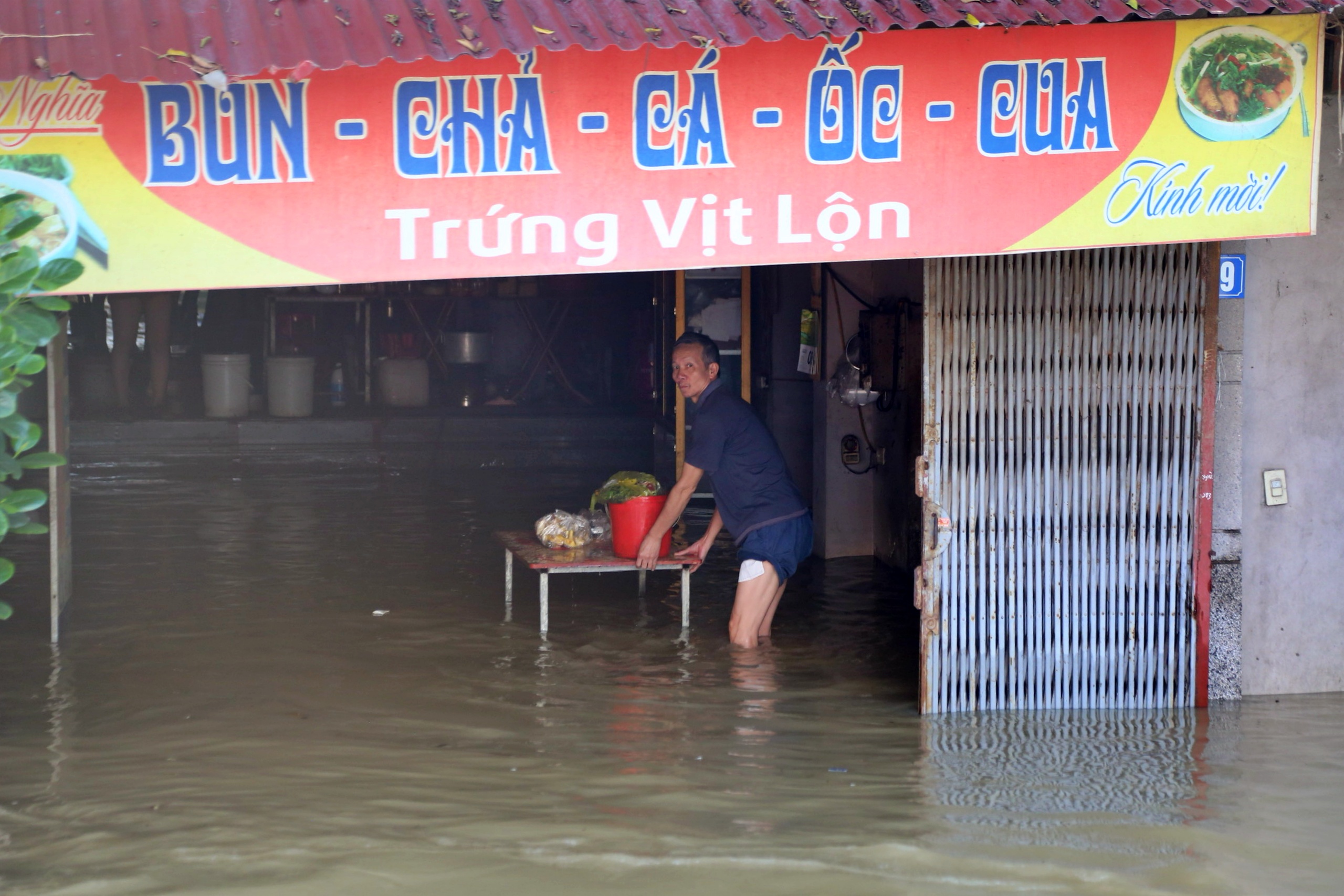 Bộ Công an điều động xe đặc chủng lội nước hỗ trợ dân vùng lũ Hà Nội - Ảnh 4.