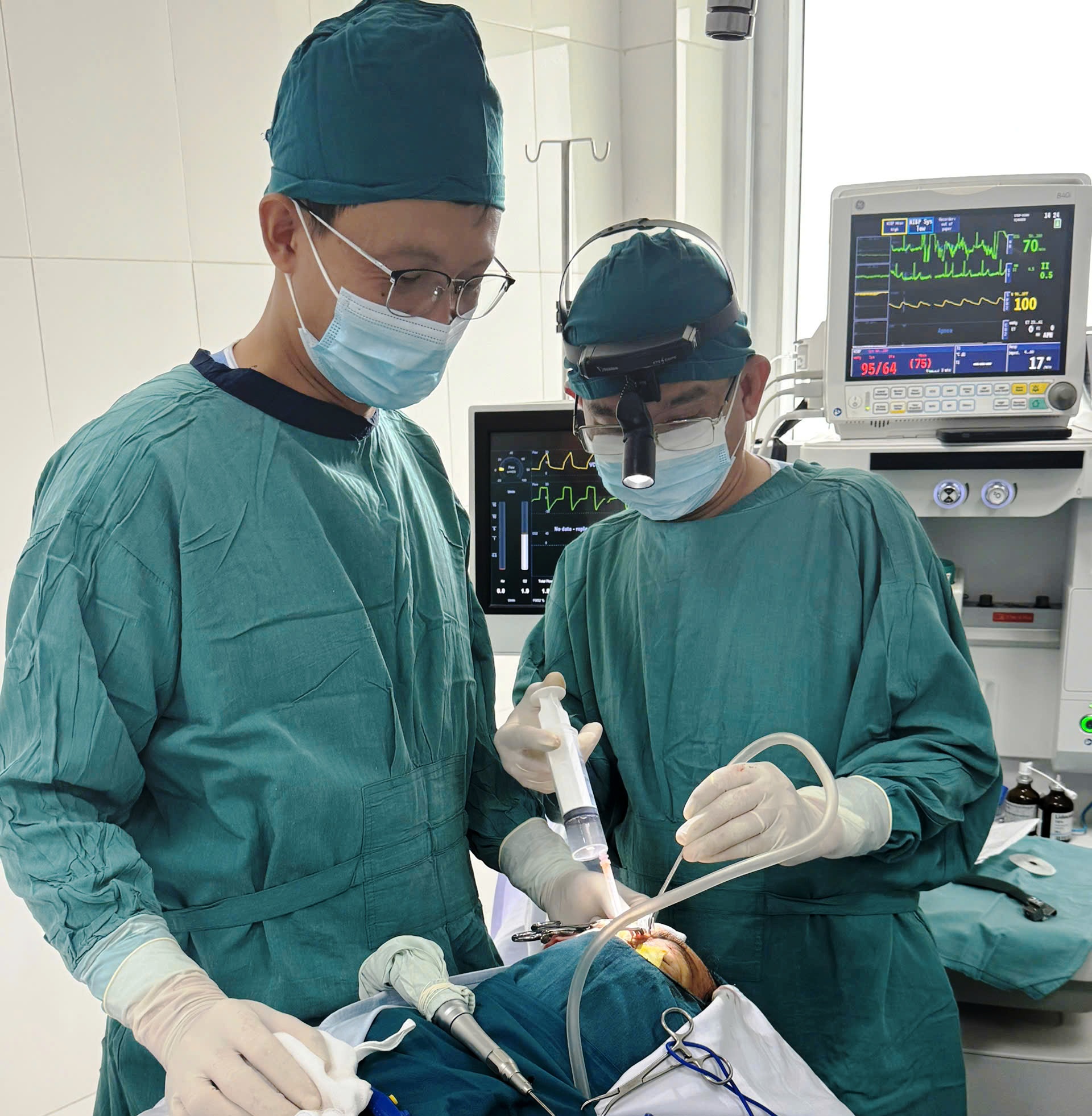 Đà Nẵng: Lấy Khối U Hiếm Gặp Từng Khiến Bệnh Nhân ‘Nhắm Mắt, Đi Cúi Người’- Ảnh 1. Đà Nẵng: Lấy Khối U Hiếm Gặp Từng Khiến Bệnh Nhân ‘Nhắm Mắt, Đi Cúi Người’- Ảnh 1.