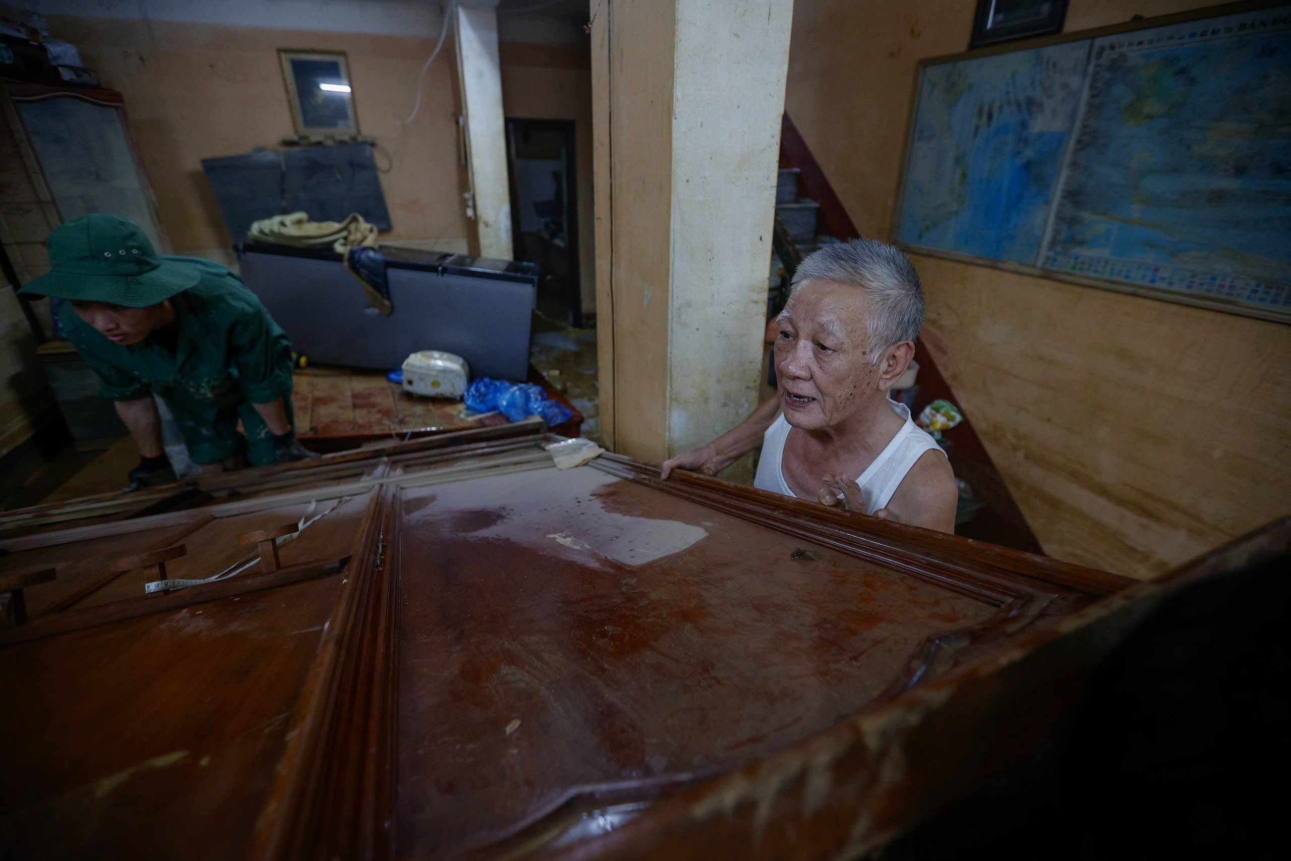 Sau cơn lũ lịch sử, cựu chiến binh n&acirc;ng niu từng kỷ vật phủ b&ugrave;n - Ảnh 2.