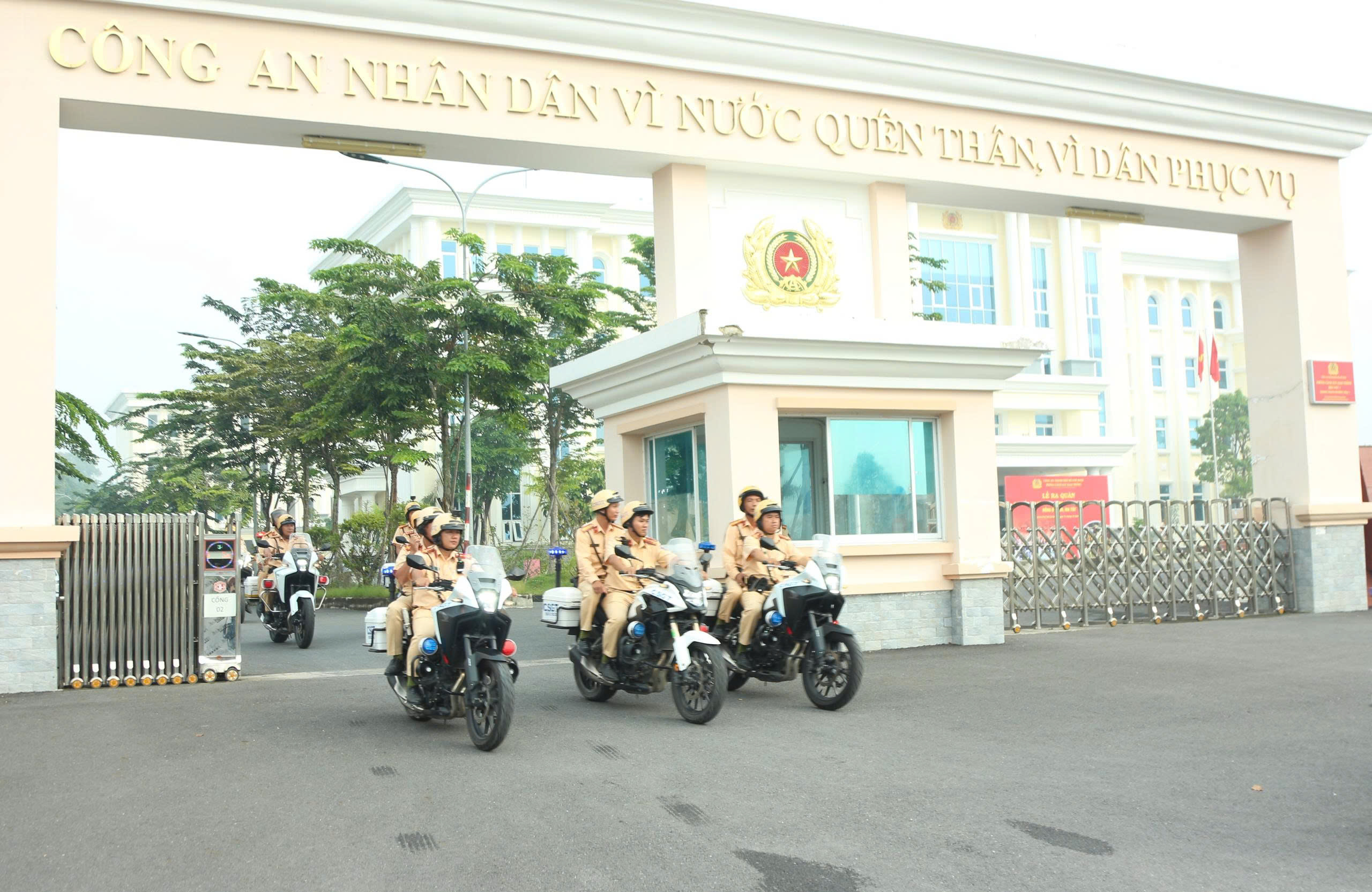 CSGT TP.HCM ra quân cao điểm xử lý vi phạm nồng độ cồn, ma túy- Ảnh 1.