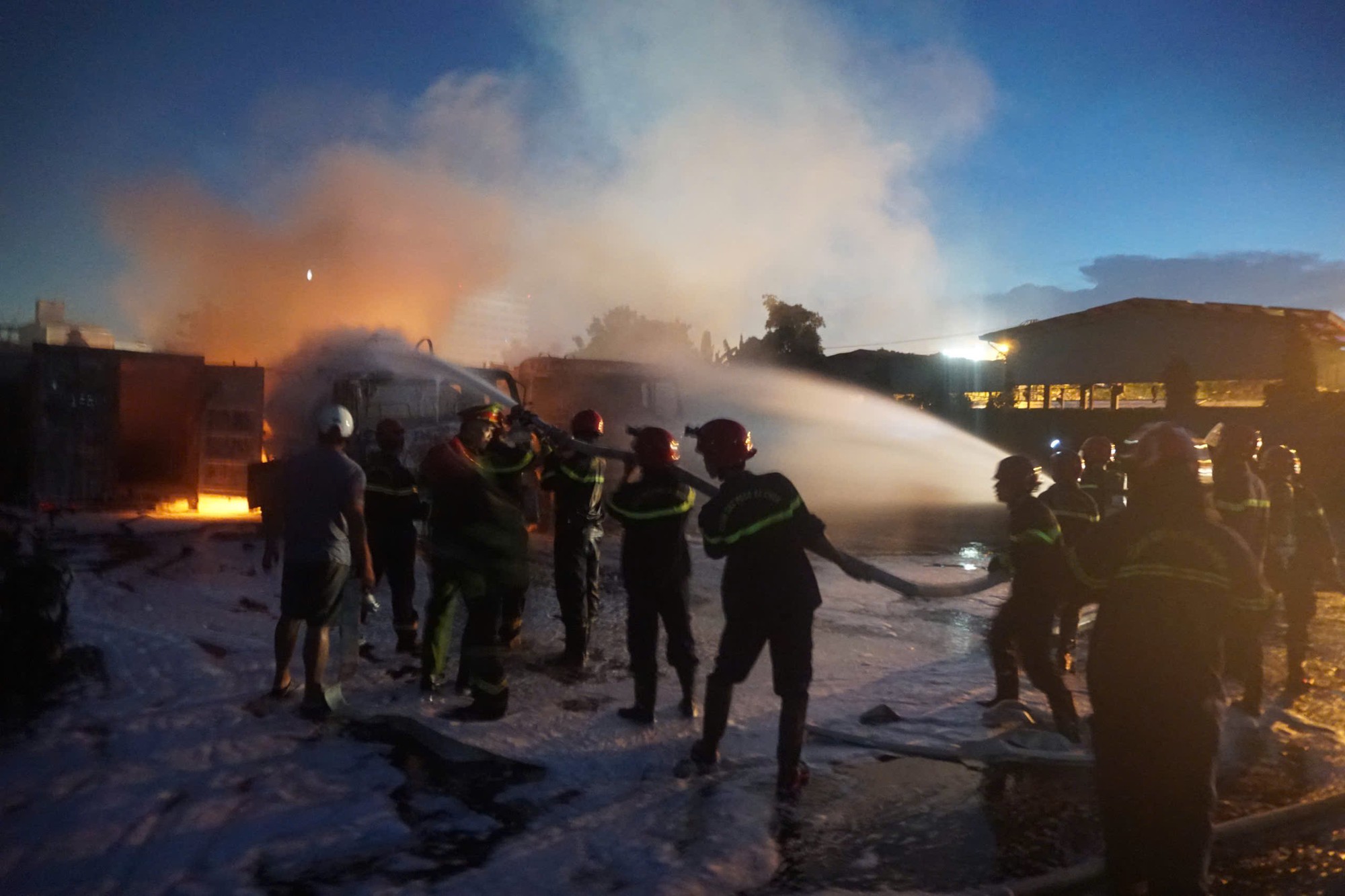 Đà Nẵng: Hai xe bồn bốc cháy dữ dội gần cây xăng Đà Nẵng: Hai xe bồn bốc cháy dữ dội gần cây xăng