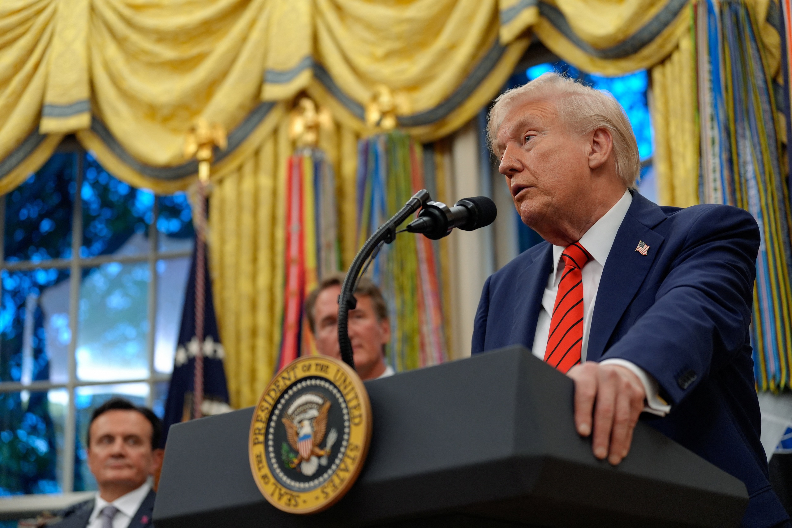 Ông Trump đánh thuế bổ sung 100% để trả…