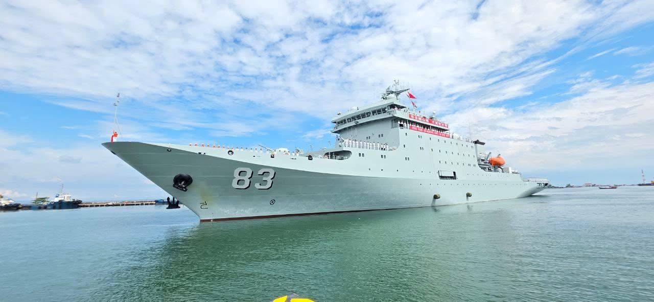 Tàu chiến Trung Quốc cập cảng Campuchia- Ảnh 1.