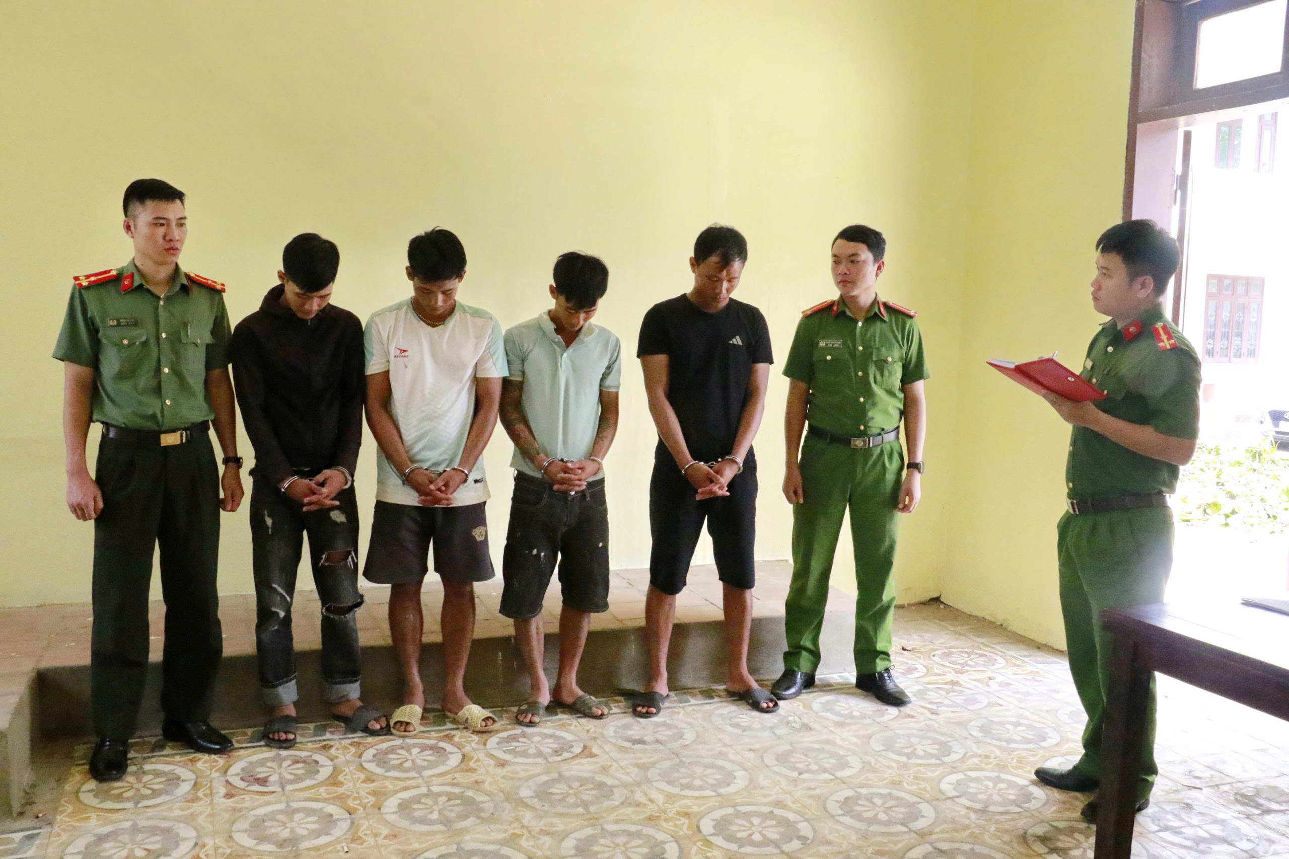 Bắt 4 nghi phạm trộm cắp tài sản của người dân chạy lũ- Ảnh 1.