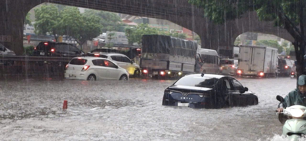 Ô tô hư hỏng nặng do ngập nước, bảo hiểm có bồi thường? - Ảnh 2.