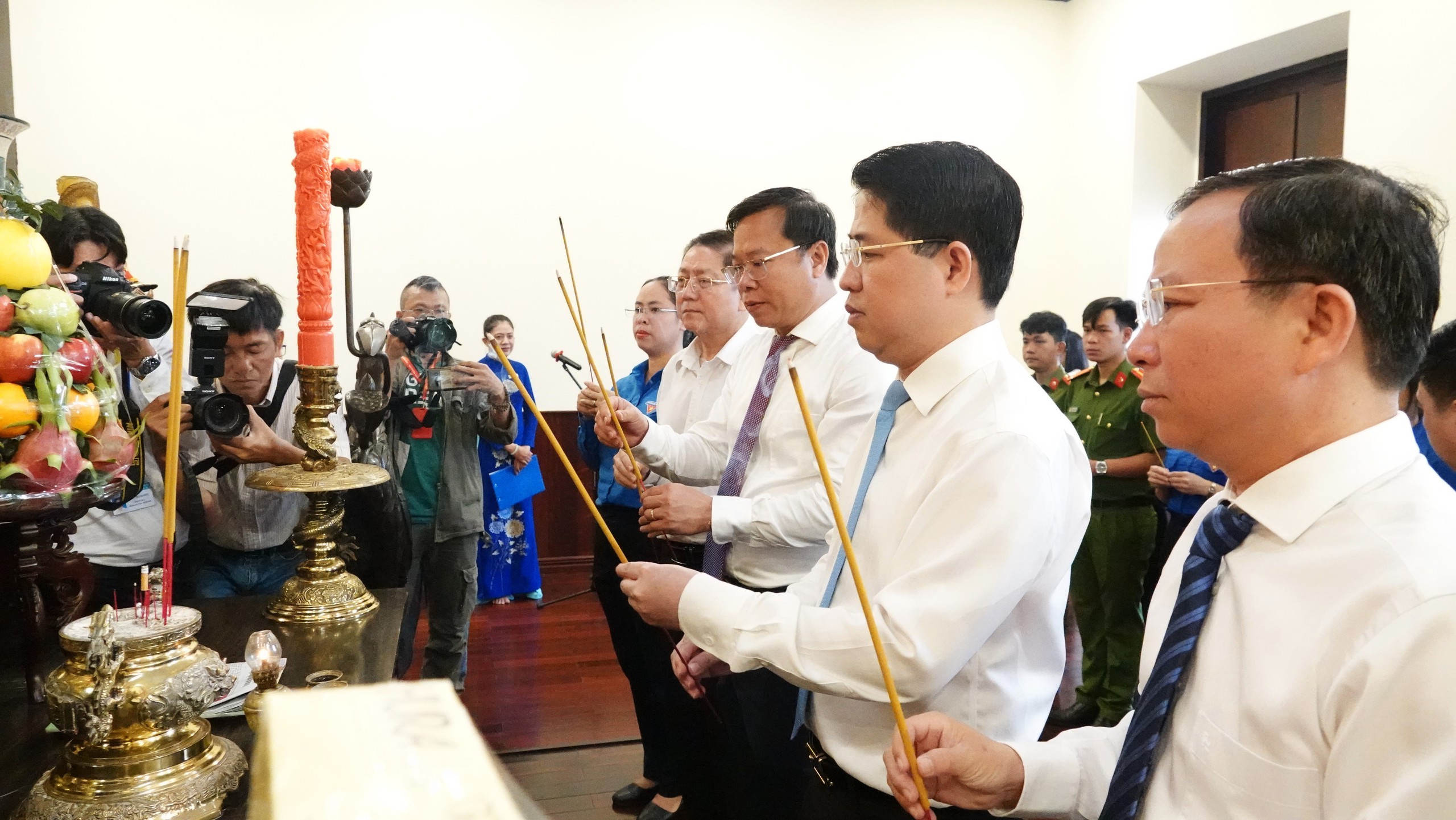 Lãnh đạo TP.HCM dâng hương Chủ tịch Hồ Chí Minh trước kỳ đại hội 'lịch sử'- Ảnh 3.