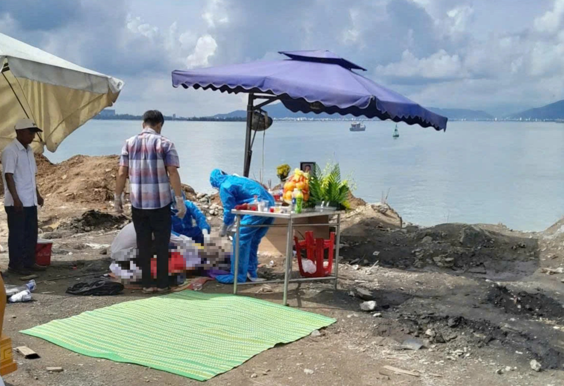 Đà Nẵng: Xe ben lao xuống biển, phát hiện thi thể tài xế tại cảng Tiên Sa - Ảnh 1.