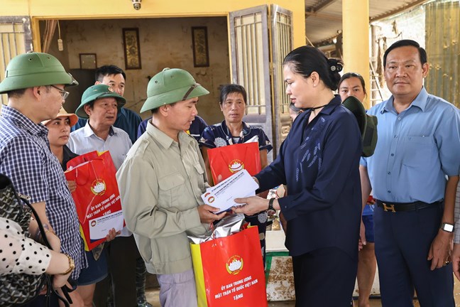 Mặt trận Tổ quốc Việt Nam thăm hỏi và hỗ trợ người dân vùng ngập lũ Thái Nguyên , Bắc Ninh - Ảnh 2.