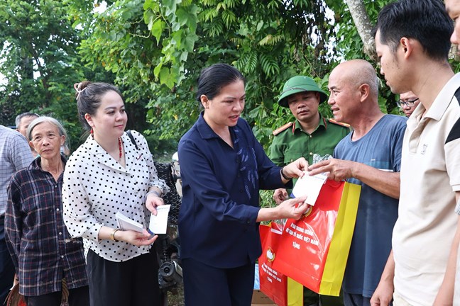 Mặt trận Tổ quốc Việt Nam thăm hỏi và hỗ trợ người dân vùng ngập lũ Thái Nguyên , Bắc Ninh - Ảnh 3.