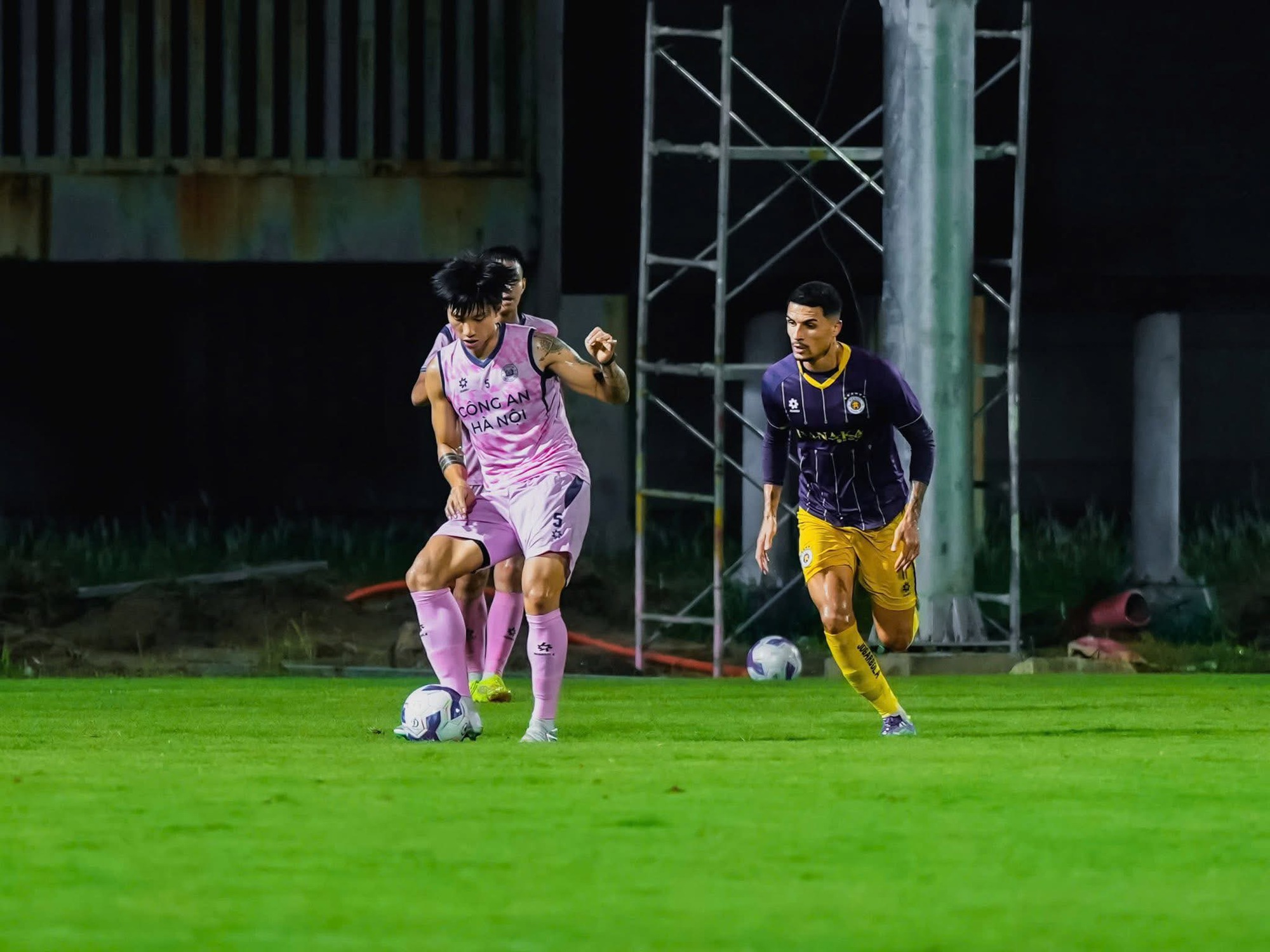 Đoàn Văn Hậu gây thích thú khi đăng ảnh chạm trán Đỗ Hoàng Hên: Lượng tương tác khủng- Ảnh 3.