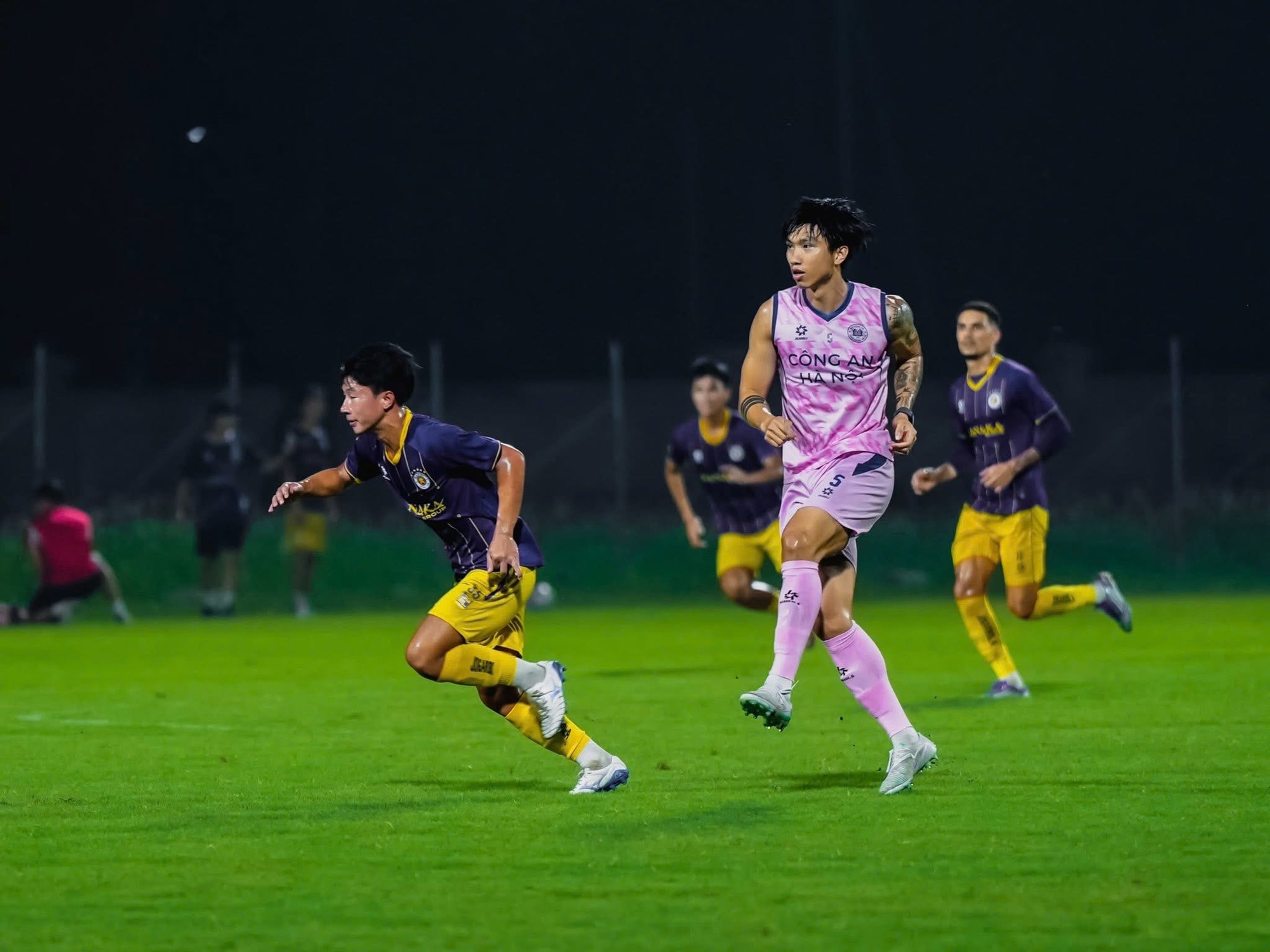 Đoàn Văn Hậu gây thích thú khi đăng ảnh chạm trán Đỗ Hoàng Hên: Lượng tương tác khủng- Ảnh 4.