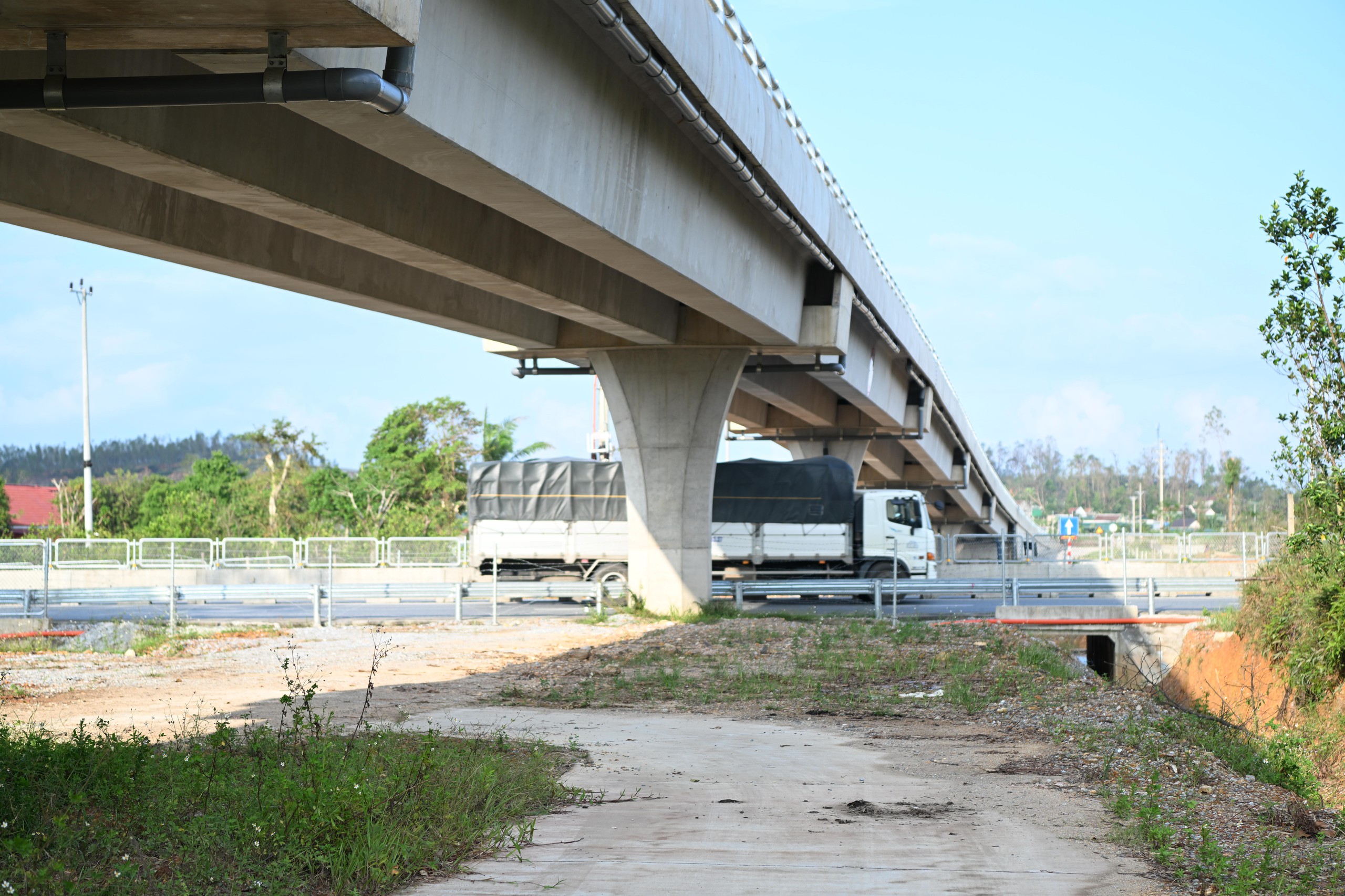 Xe khách bị ném đá trên cao tốc Bắc - Nam: Vụ việc nghiêm trọng tại Hà Tĩnh - Ảnh 2.