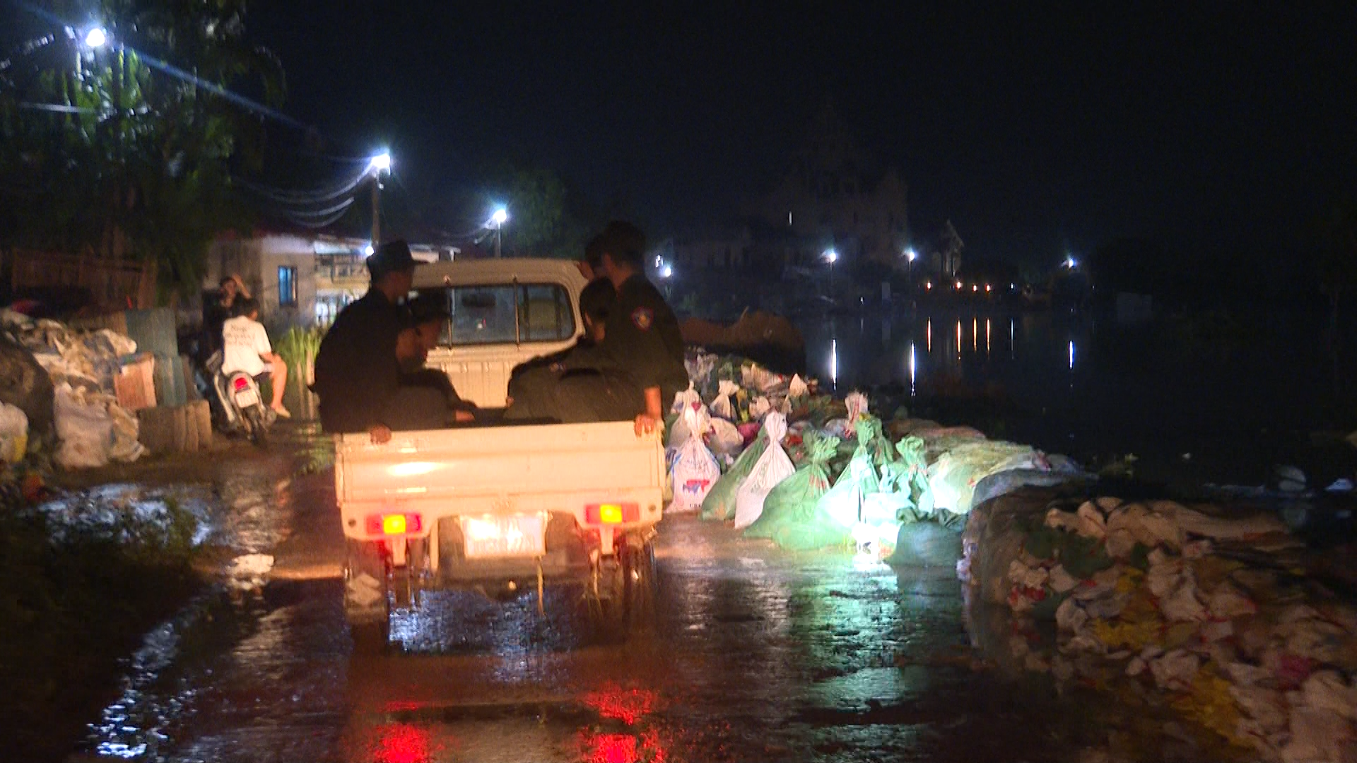 Hà Nội: Nhiều xã ngập sâu, công an trắn…