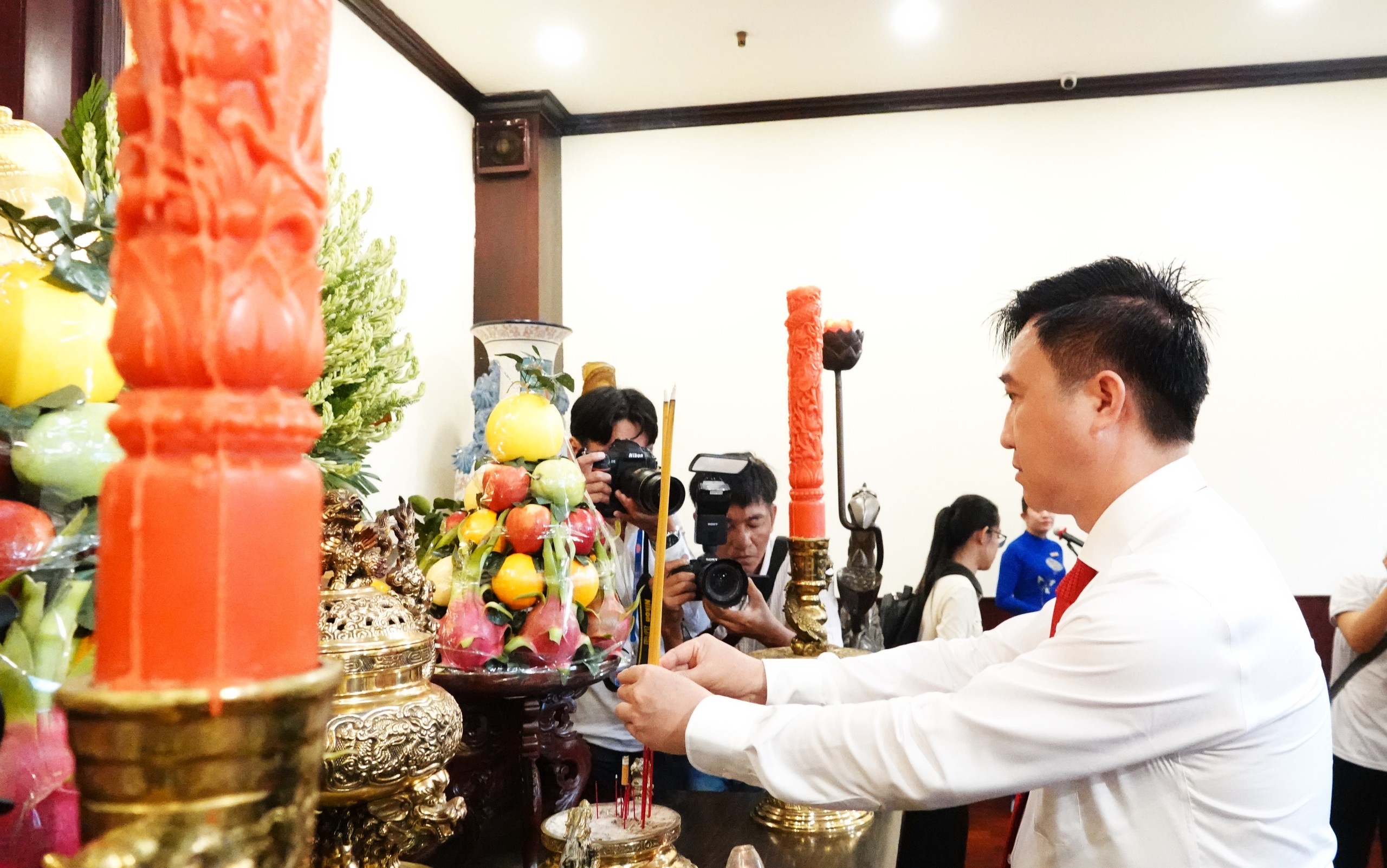 Lãnh đạo TP.HCM dâng hương Chủ tịch Hồ Chí Minh trước kỳ đại hội 'lịch sử'- Ảnh 1.