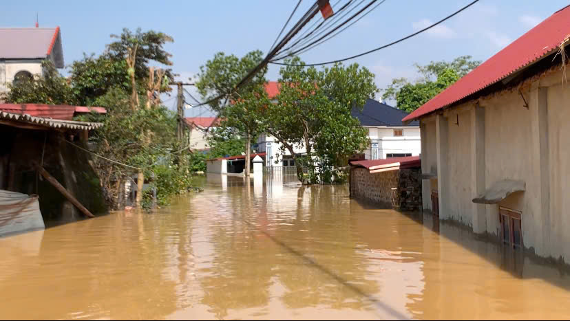 Lũ sông Cầu, sông Thương vẫn trên báo động 3, còn 66.648 nhà ngập lụt- Ảnh 1. Lũ sông Cầu, sông Thương vẫn trên báo động 3, còn 66.648 nhà ngập lụt- Ảnh 1.