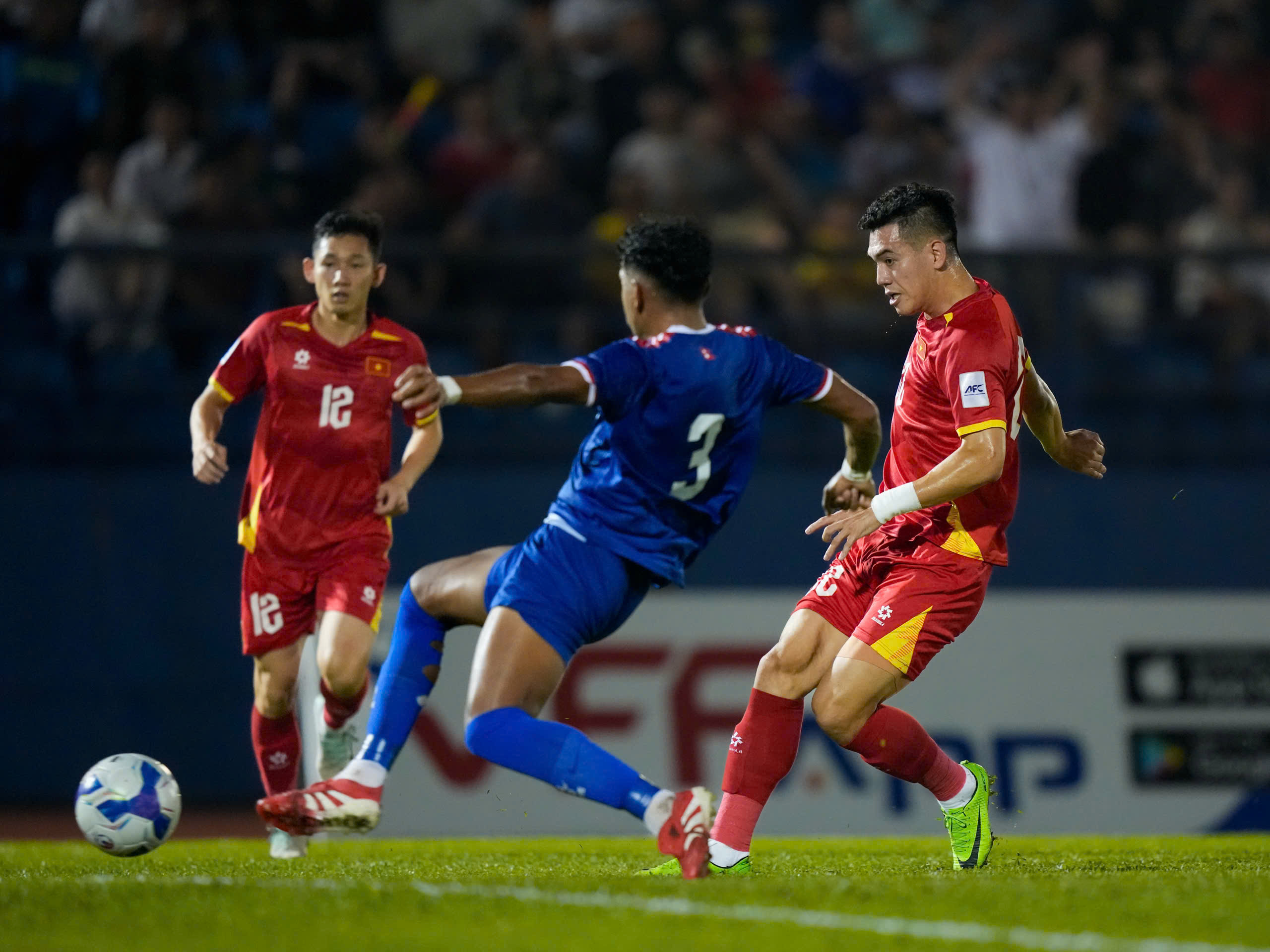 ក្រុមវៀតណាម និងលោក គីម ផ្តល់អំណោយពិសេសដល់អ្នកគាំទ្រទីក្រុងហូជីមិញ - រូបថត ៤. Đội tuyển Việt Nam và ông Kim tặng quà đặc biệt đến người hâm mộ TP.HCM- Ảnh 4.