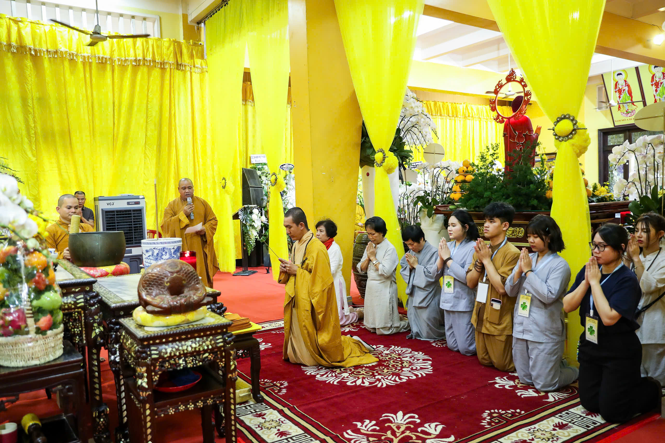 Người dân, phật tử TP.HCM viếng trưởng lão hòa thượng Thích Trí Tịnh ở chùa Vĩnh Nghiêm - Ảnh 4.
