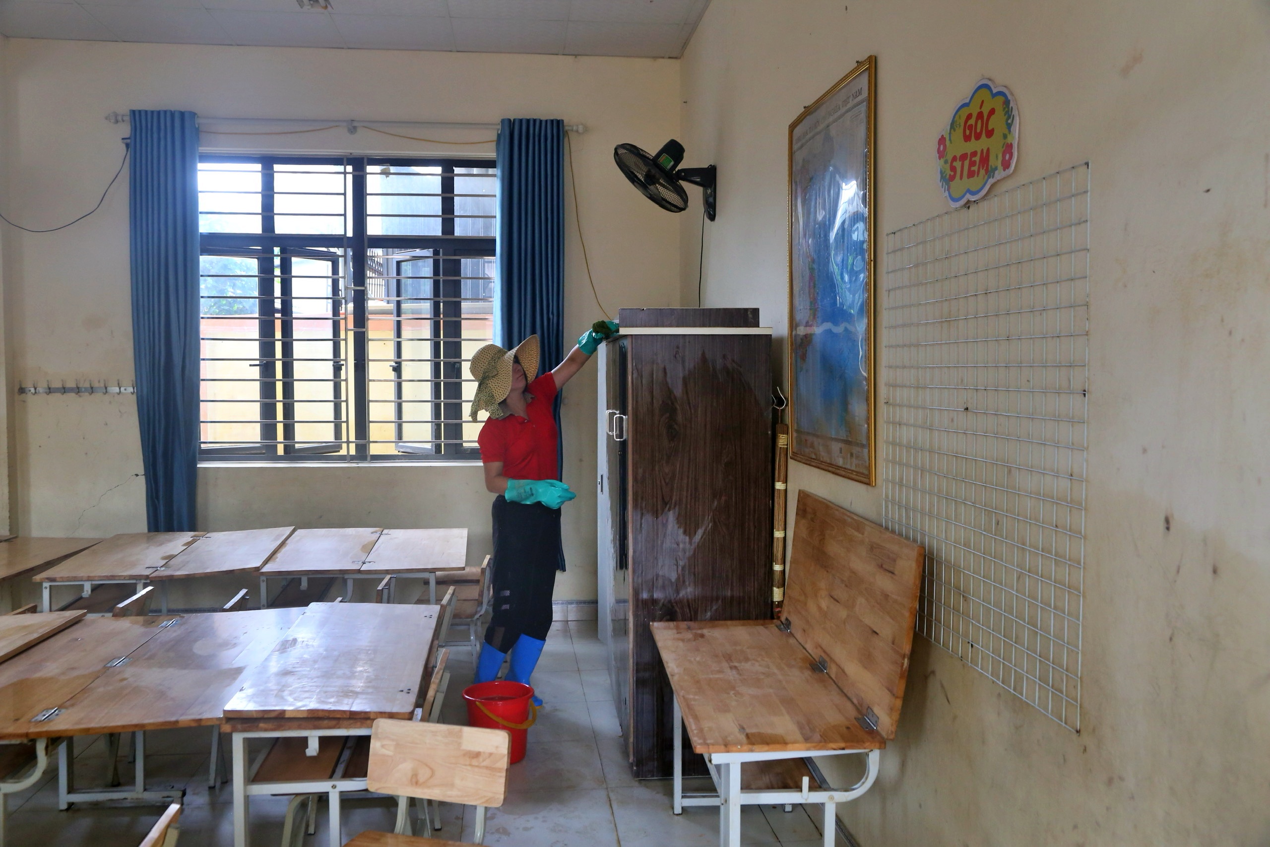 Nguyễn Minh Triết thăm và tặng quà đoàn viên , học sinh Thái Nguyên sau bão số 11 - Ảnh 10.