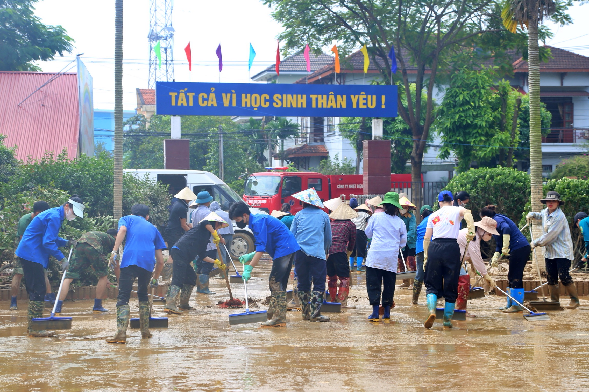 Nguyễn Minh Triết thăm và tặng quà đoàn viên , học sinh Thái Nguyên sau bão số 11 - Ảnh 11.