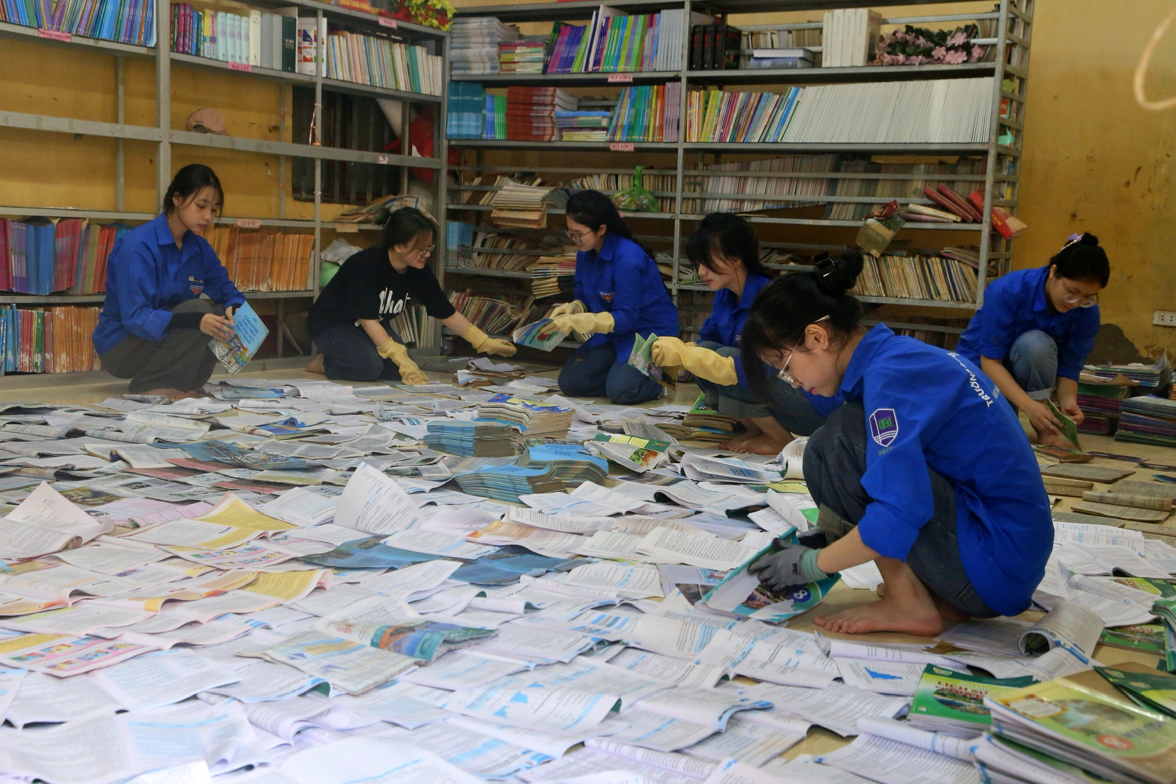 Nguyễn Minh Triết thăm và tặng quà đoàn viên , học sinh Thái Nguyên sau bão số 11 - Ảnh 4.