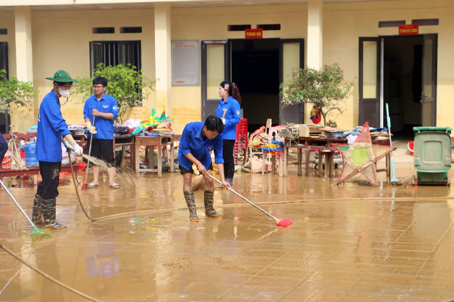 Nguyễn Minh Triết thăm và tặng quà đoàn viên , học sinh Thái Nguyên sau bão số 11 - Ảnh 2.