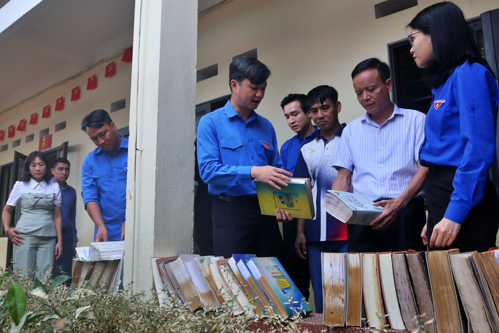 Nguyễn Minh Triết thăm và tặng quà đoàn viên , học sinh Thái Nguyên sau bão số 11 - Ảnh 1.