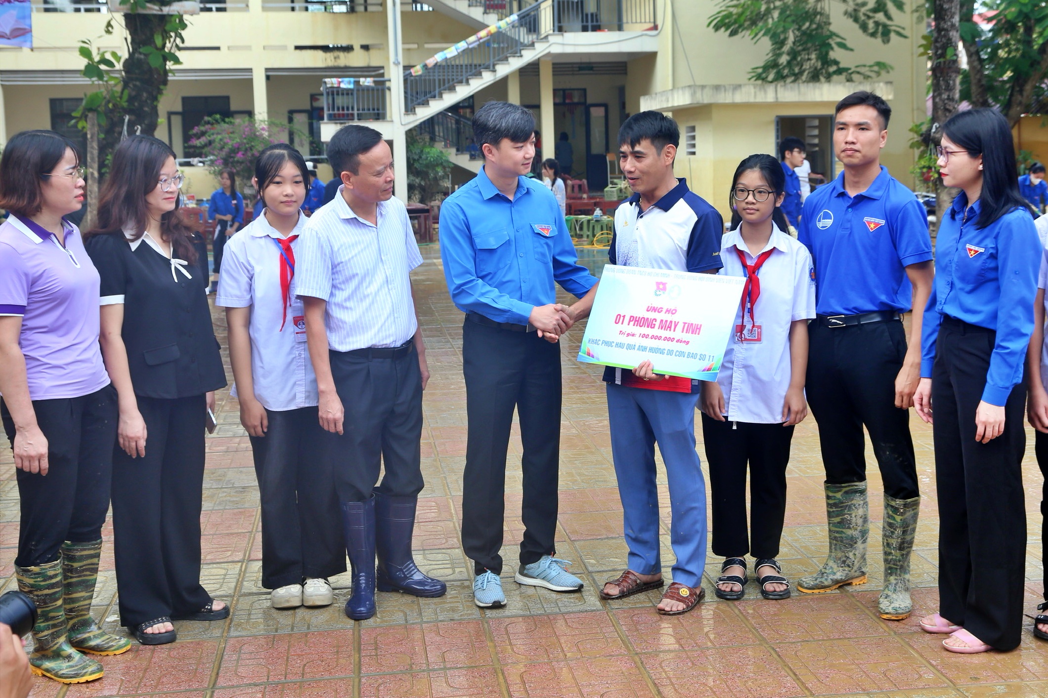 Nguyễn Minh Triết thăm và tặng quà đoàn viên , học sinh Thái Nguyên sau bão số 11 - Ảnh 5.