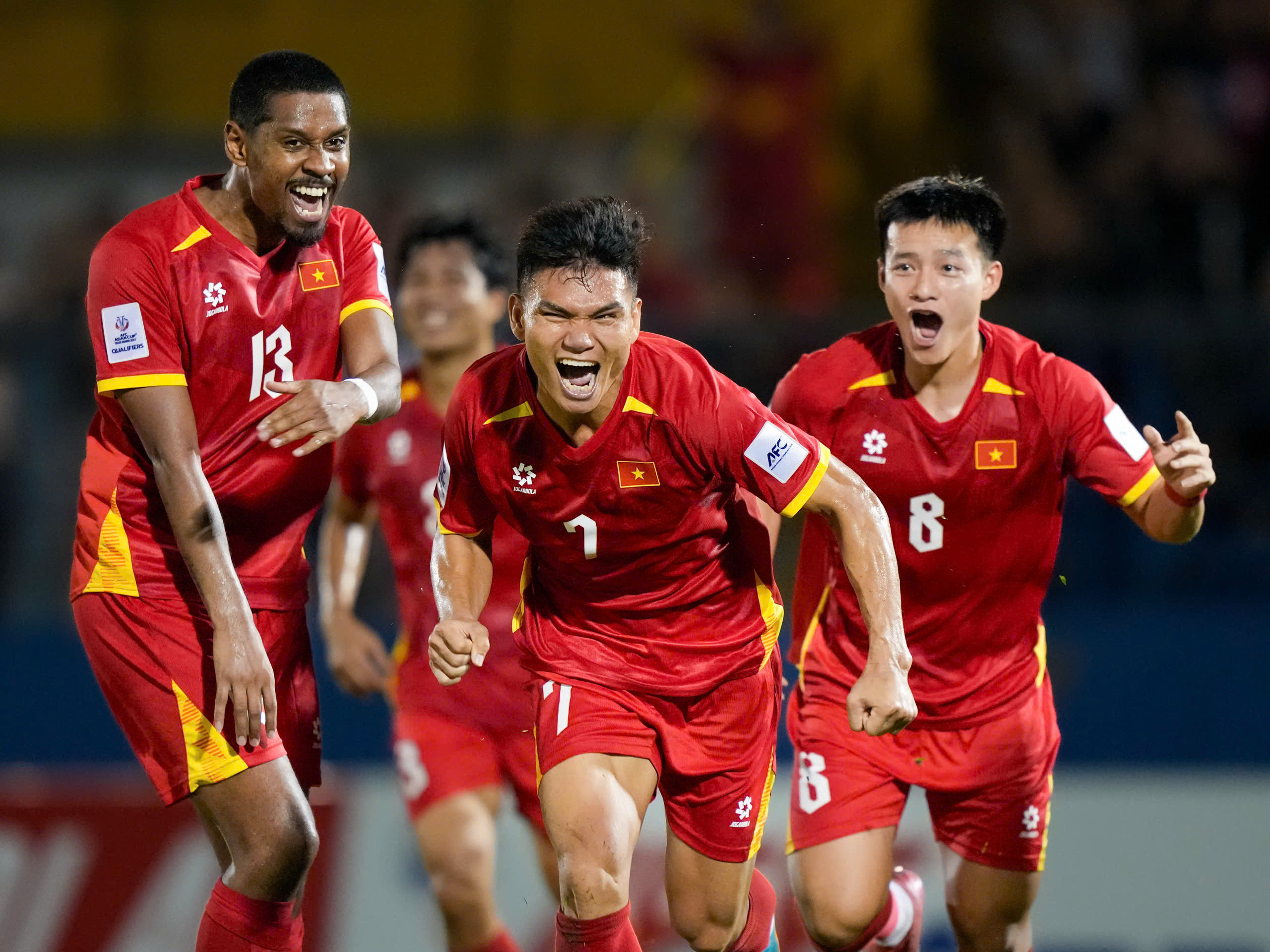 ក្រុមការងារវៀតណាម និងលោក គីម ផ្តល់អំណោយពិសេសដល់អ្នកគាំទ្រទីក្រុងហូជីមិញ - រូបថត ១. Đội tuyển Việt Nam và ông Kim tặng quà đặc biệt đến người hâm mộ TP.HCM- Ảnh 1.