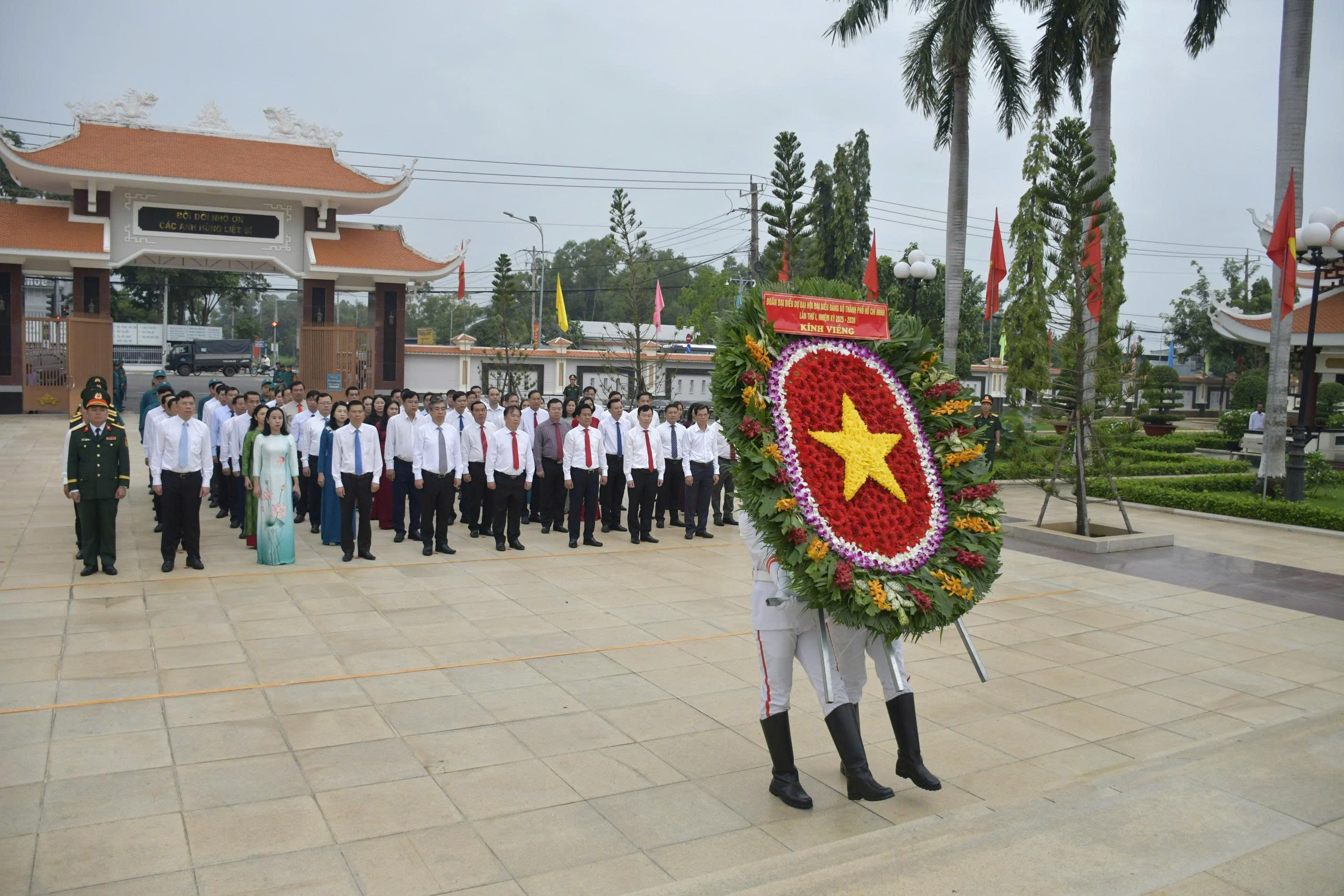 Lãnh đạo TP.HCM viếng Nghĩa trang Liệt sĩ Bà Rịa - Vũng Tàu- Ảnh 1.