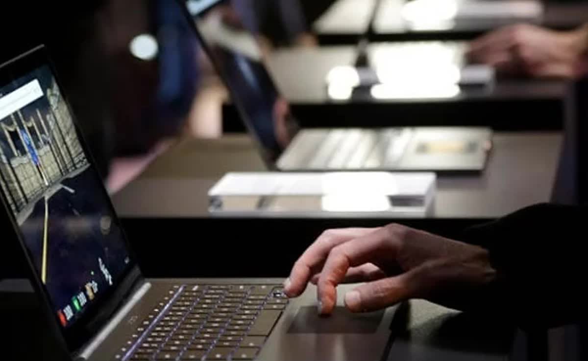 Những thói quen xấu đang phá hủy pin laptop - Ảnh 1.