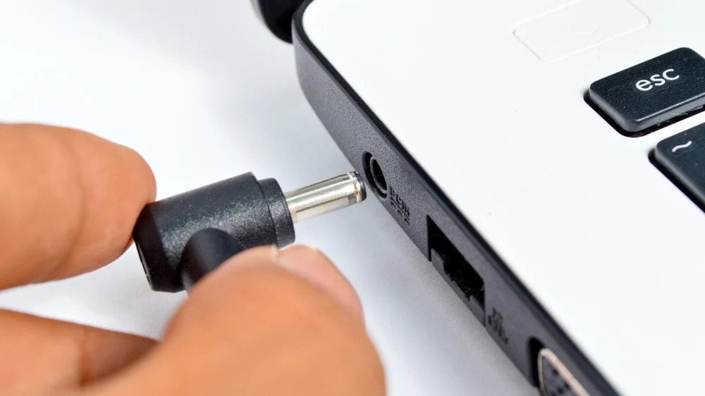 Những thói quen xấu đang phá hủy pin laptop - Ảnh 3.