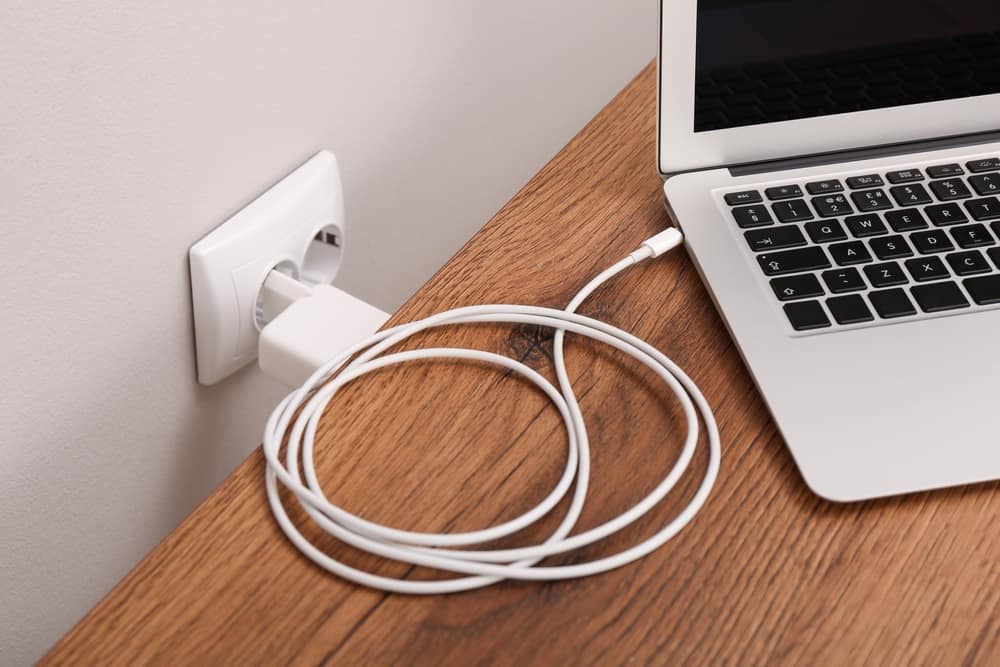 Những thói quen xấu đang phá hủy pin laptop - Ảnh 2.